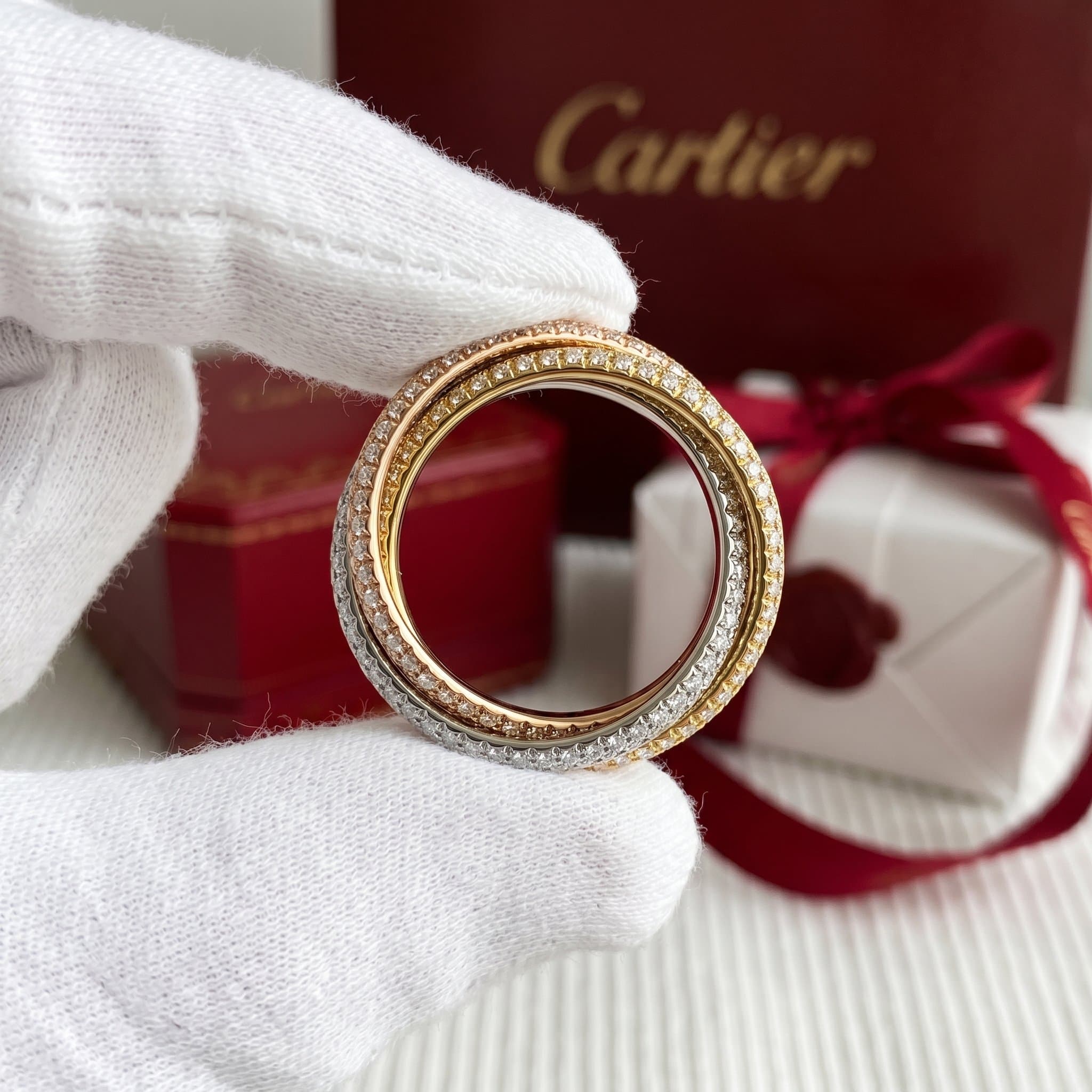 Золотое кольцо Cartier Trinity с бриллиантами, классическая модель, паве — фото 2