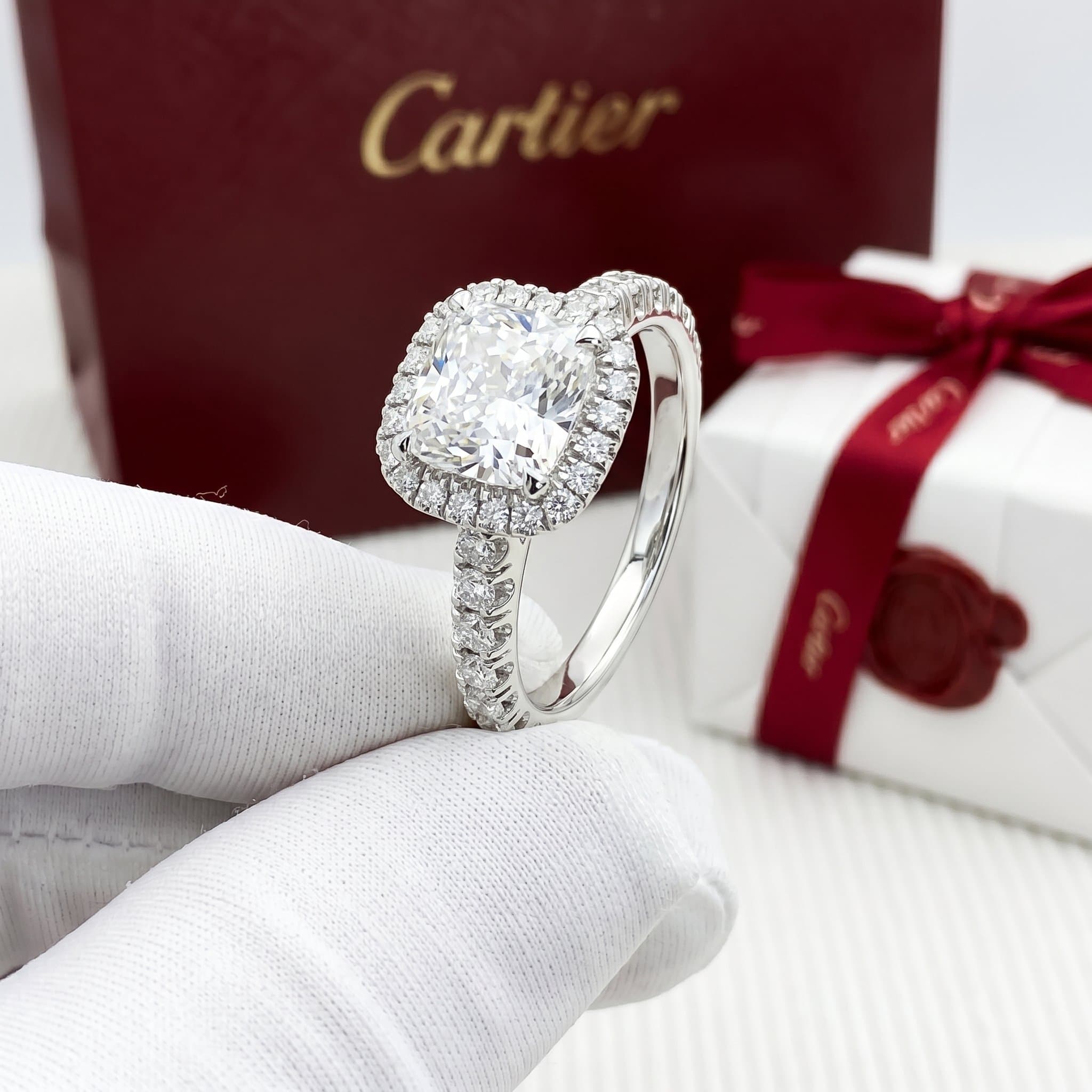 Золотое кольцо-солитер Cartier Destinée с бриллиантами, бриллиант огранки кушон, паве