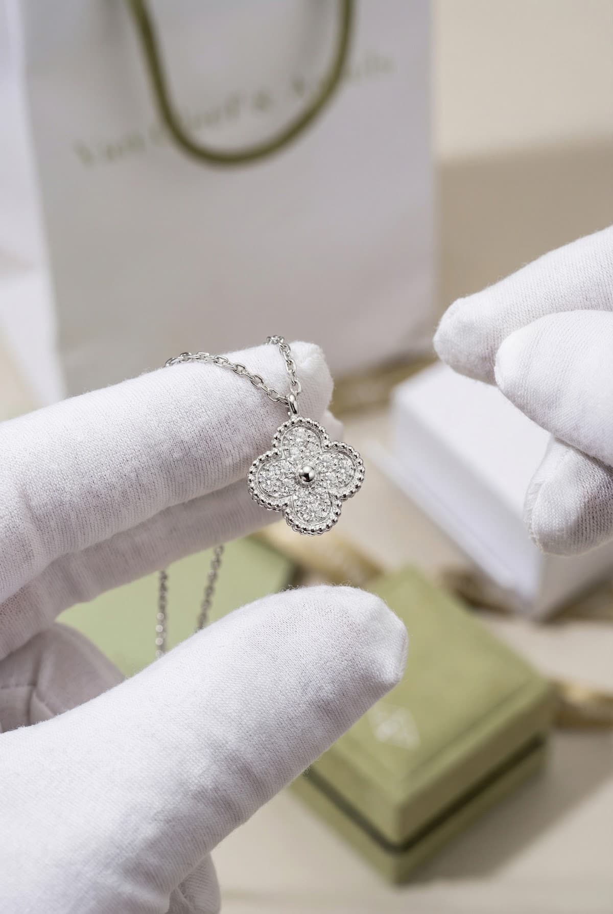 Золотая подвеска с бриллиантами Van Cleef Sweet Alhambra