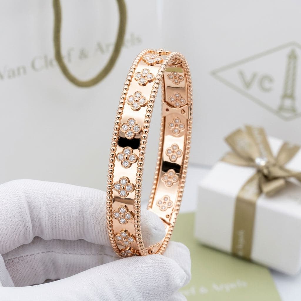 Браслет Van Cleef & Arpels Perlée clovers, средняя модель, розовое золото, бриллианты — фото 4