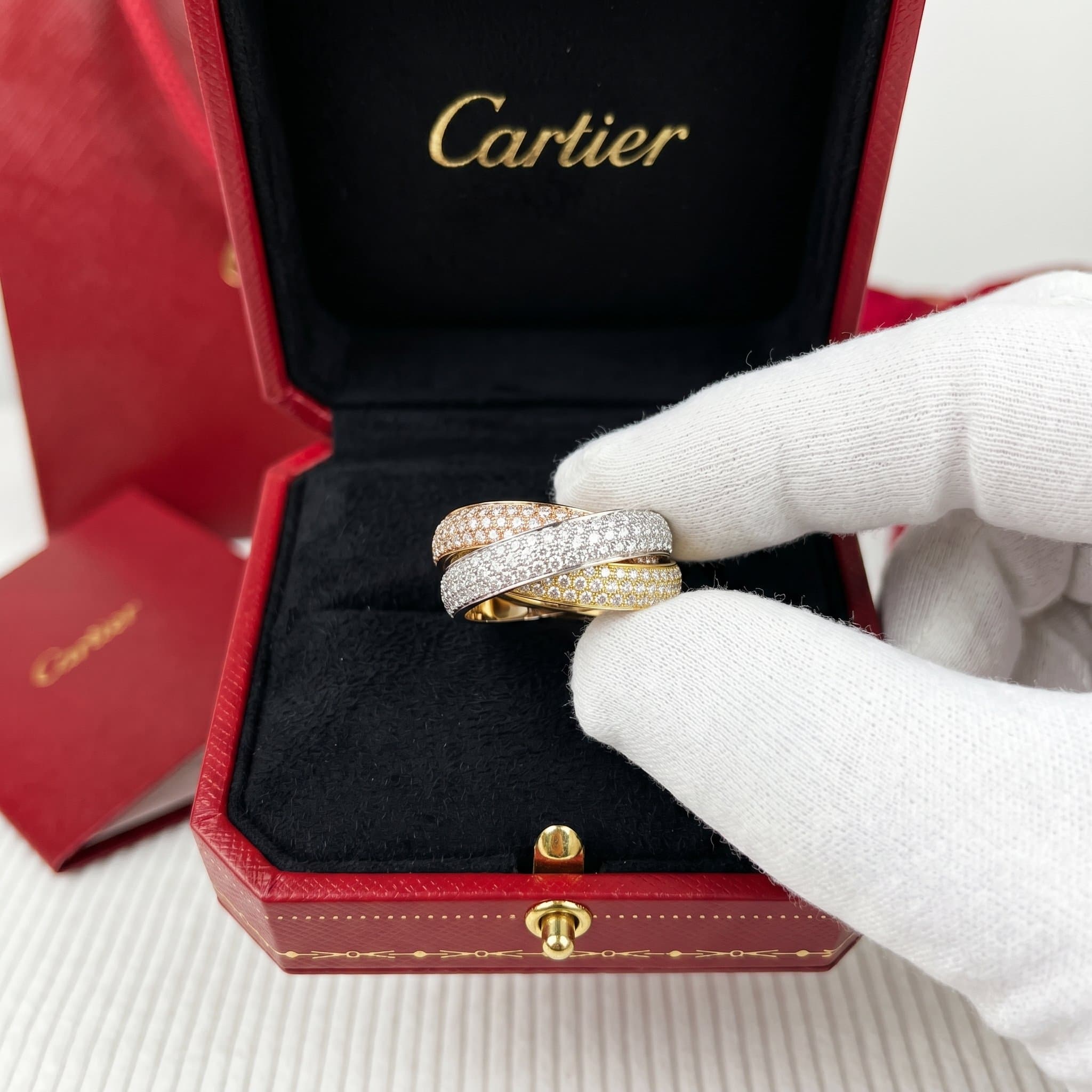 Золотое кольцо Cartier Trinity с бриллиантами, крупная модель, паве — фото 2