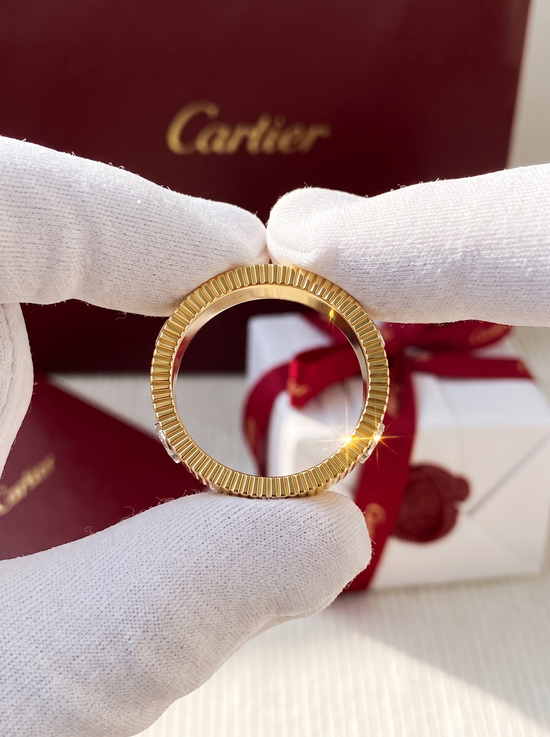 Кольцо Cartier LOVE Unlimited, 6 бриллиантов — фото 2
