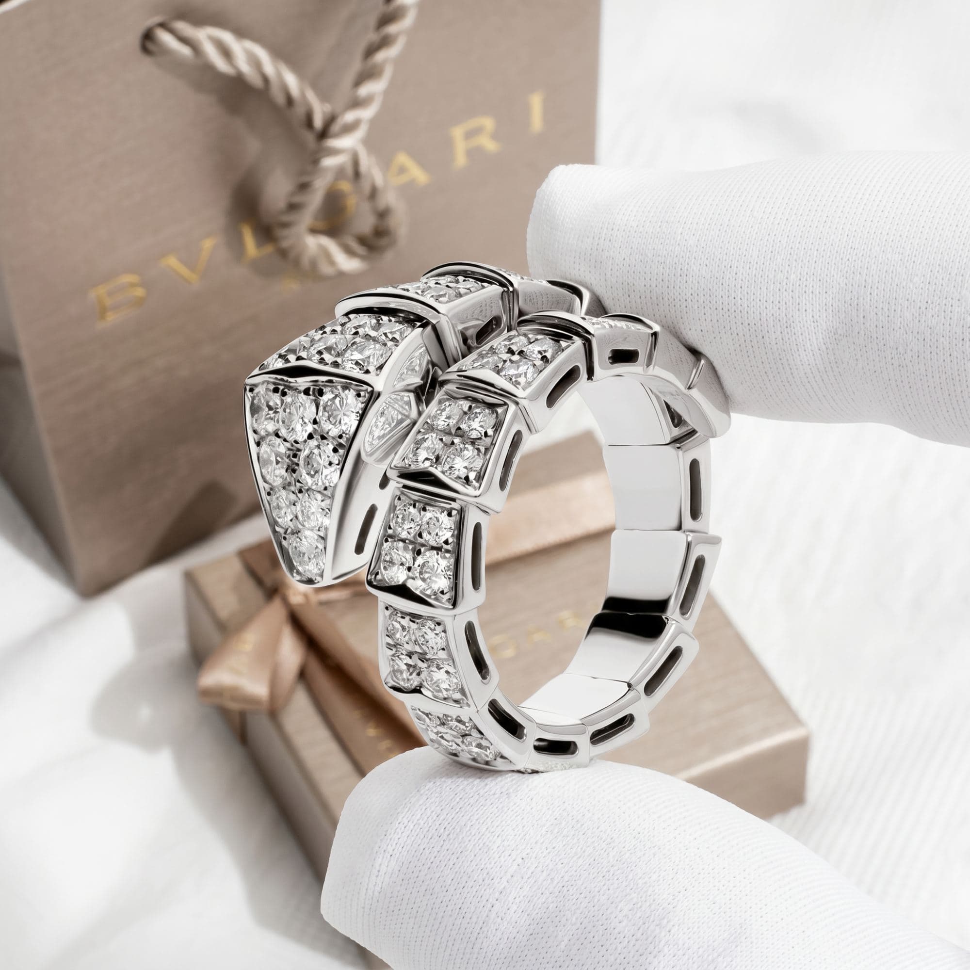 Кольцо Bvlgari Serpenti Viper из белого золота с бриллиантами