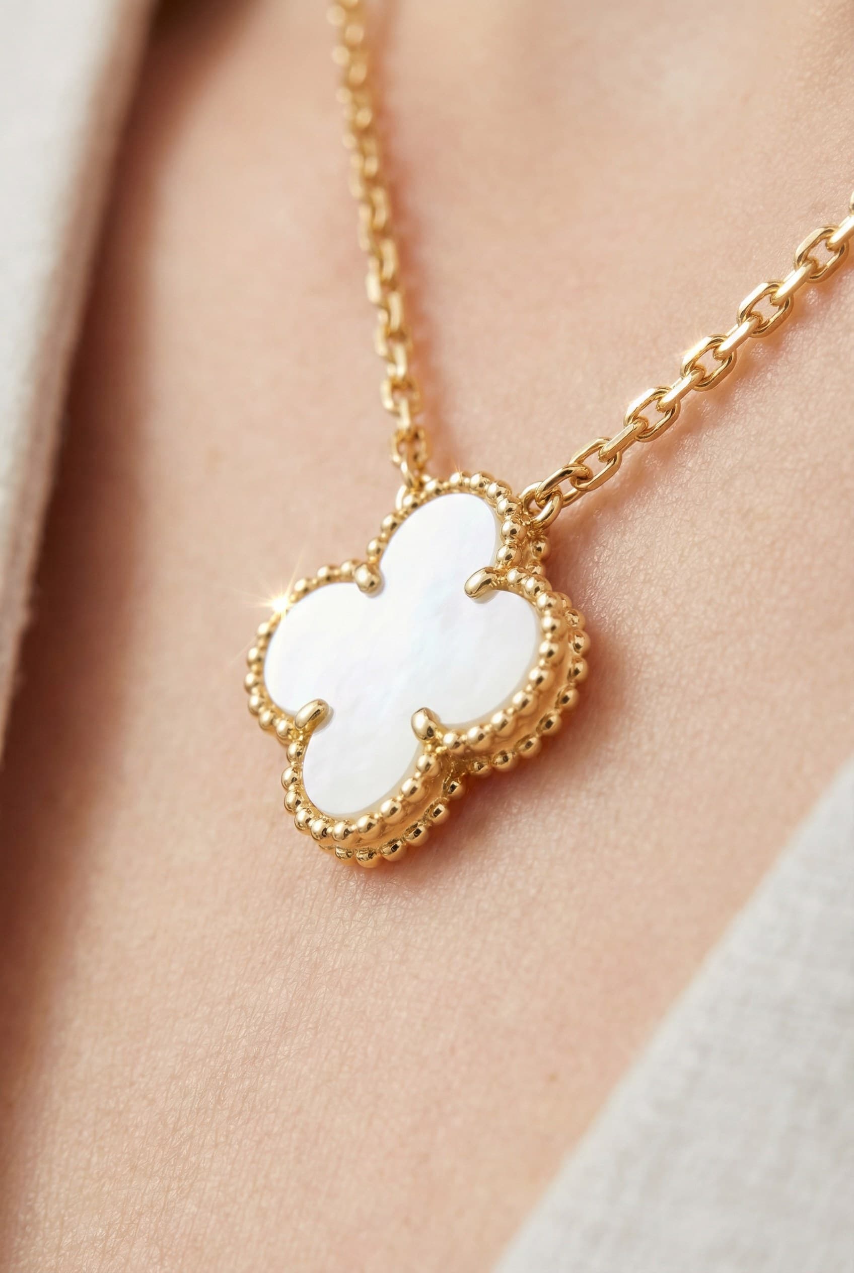 Золотая подвеска Van Cleef Vintage Alhambra с перламутром — фото 3