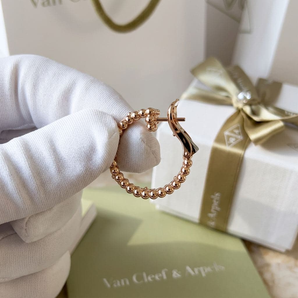 Серьги-кольца Van Cleef & Arpels Perlée clovers с бриллиантами — фото 2