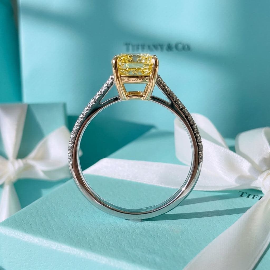 Кольцо Tiffany Novo с желтым бриллиантом и дорожкой из бриллиантов