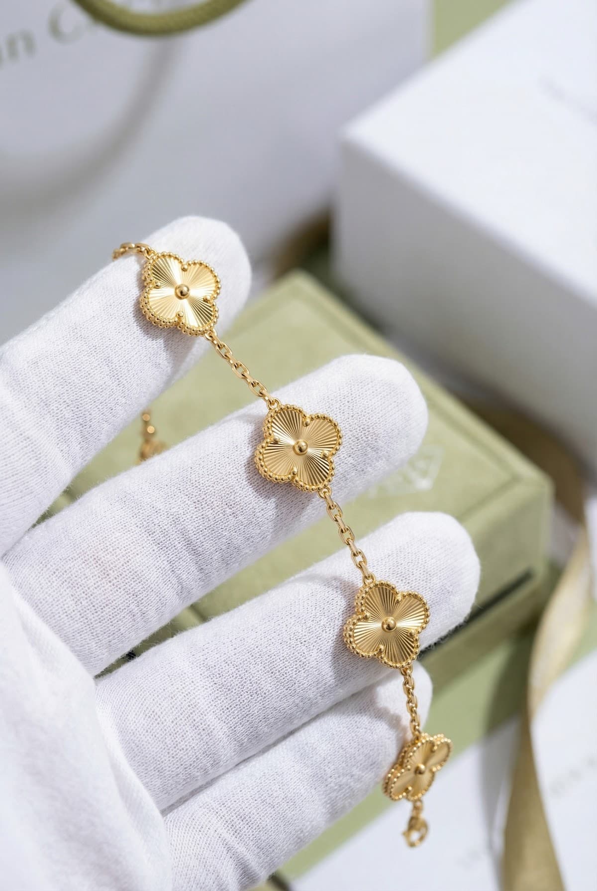 Van Cleef & Arpels Золотой браслет Van Cleef Vintage Alhambra, 5 мотивов