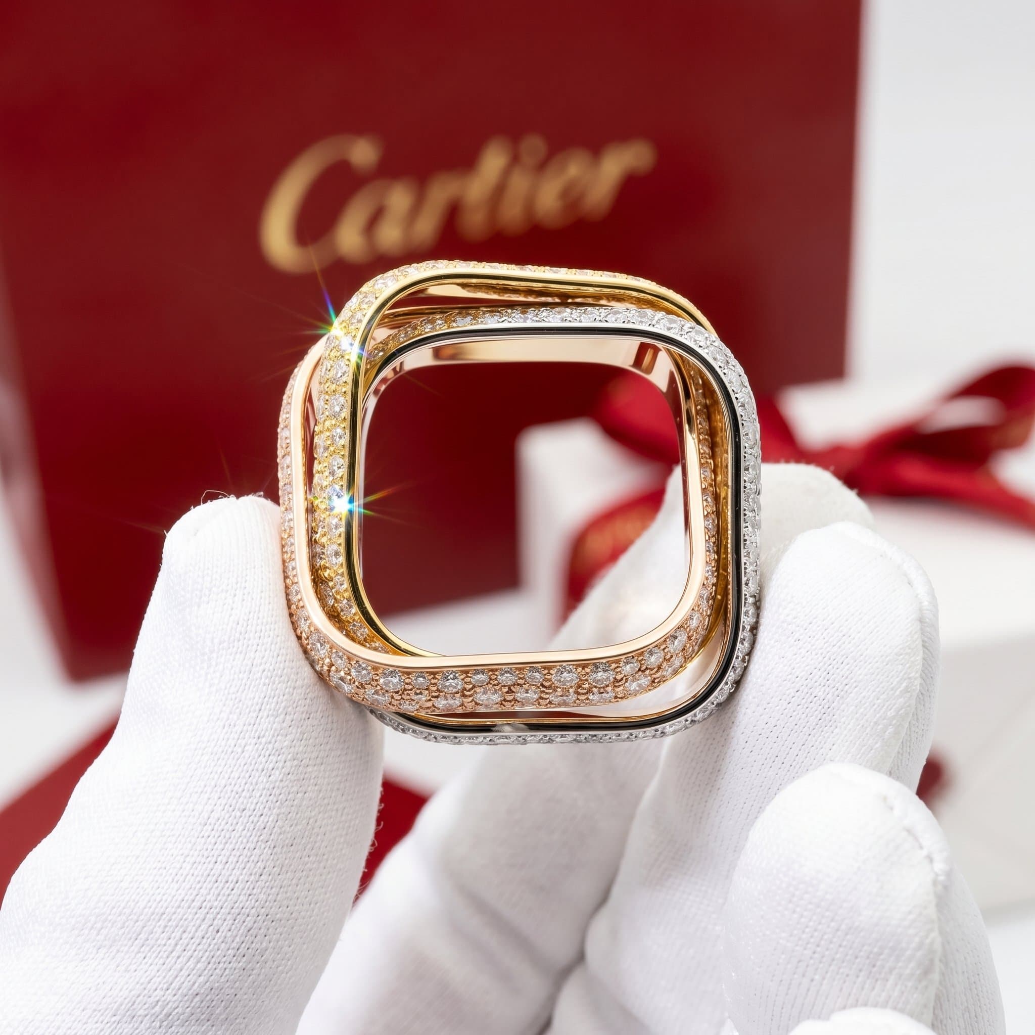 Золотое кольцо Cartier Trinity с бриллиантами, форма кушон, крупная модель, паве — фото 2