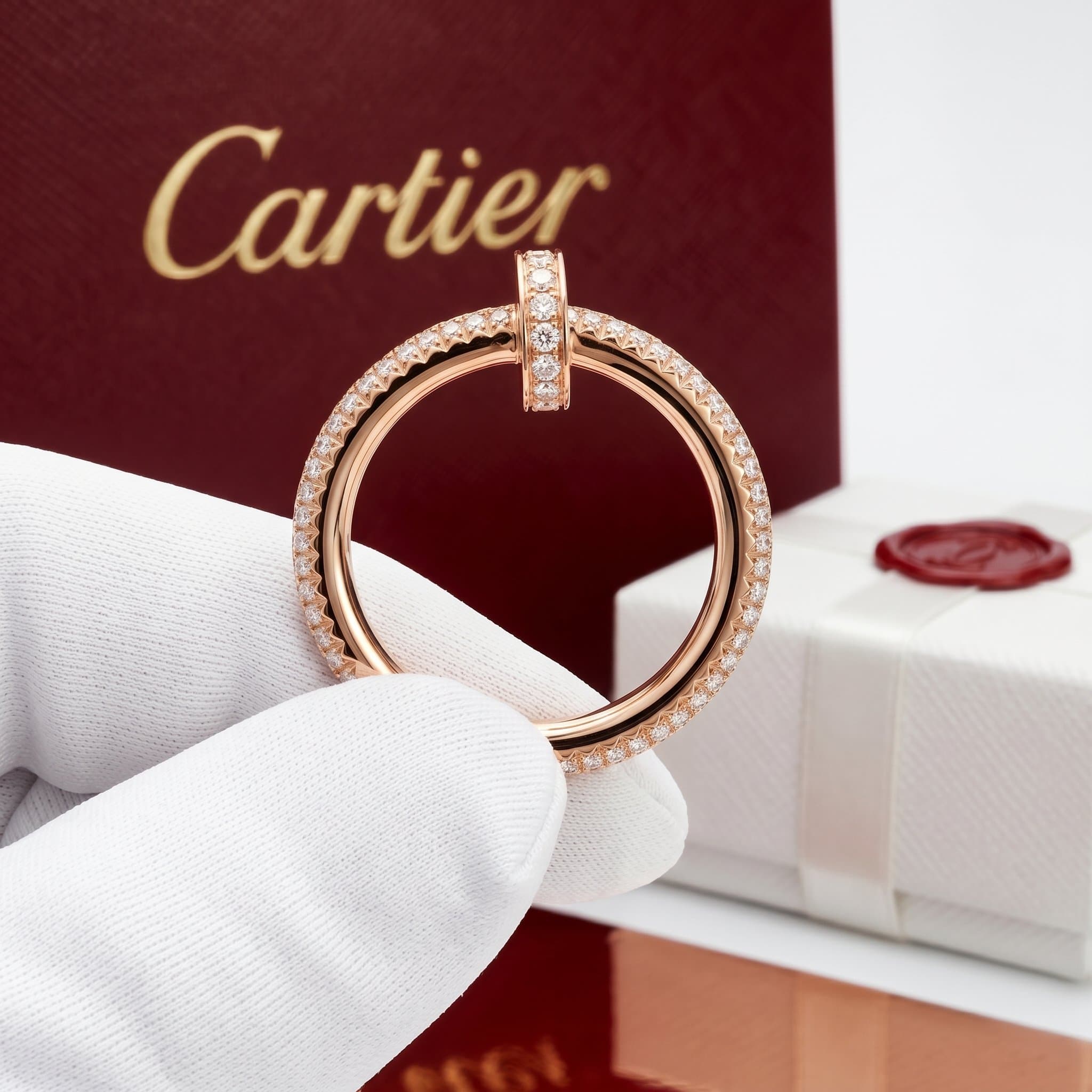 Золотое кольцо Cartier Juste un Clou (гвоздь) с бриллиантами, классическая модель, паве — фото 2
