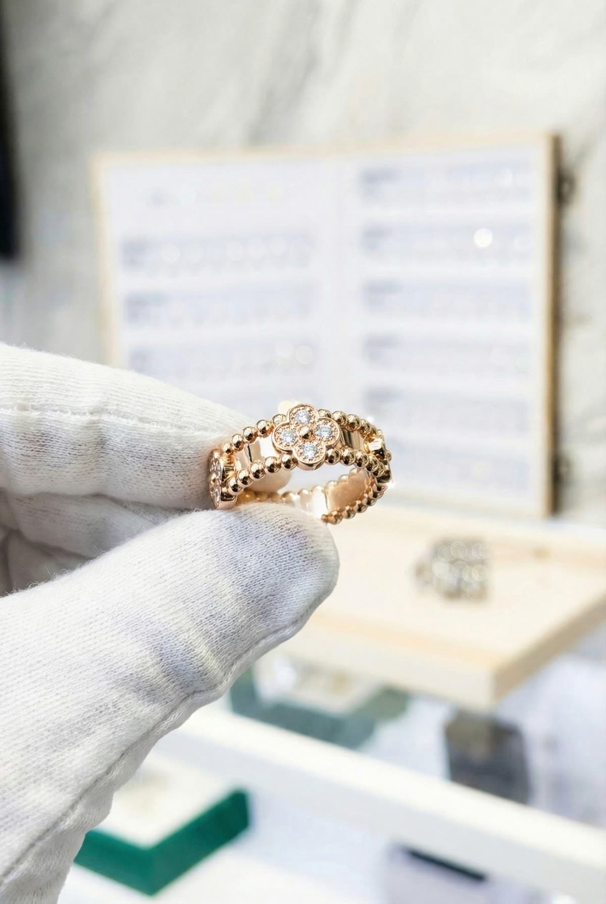 Van Cleef & Arpels Золотое кольцо с бриллиантами Van Cleef Perlée