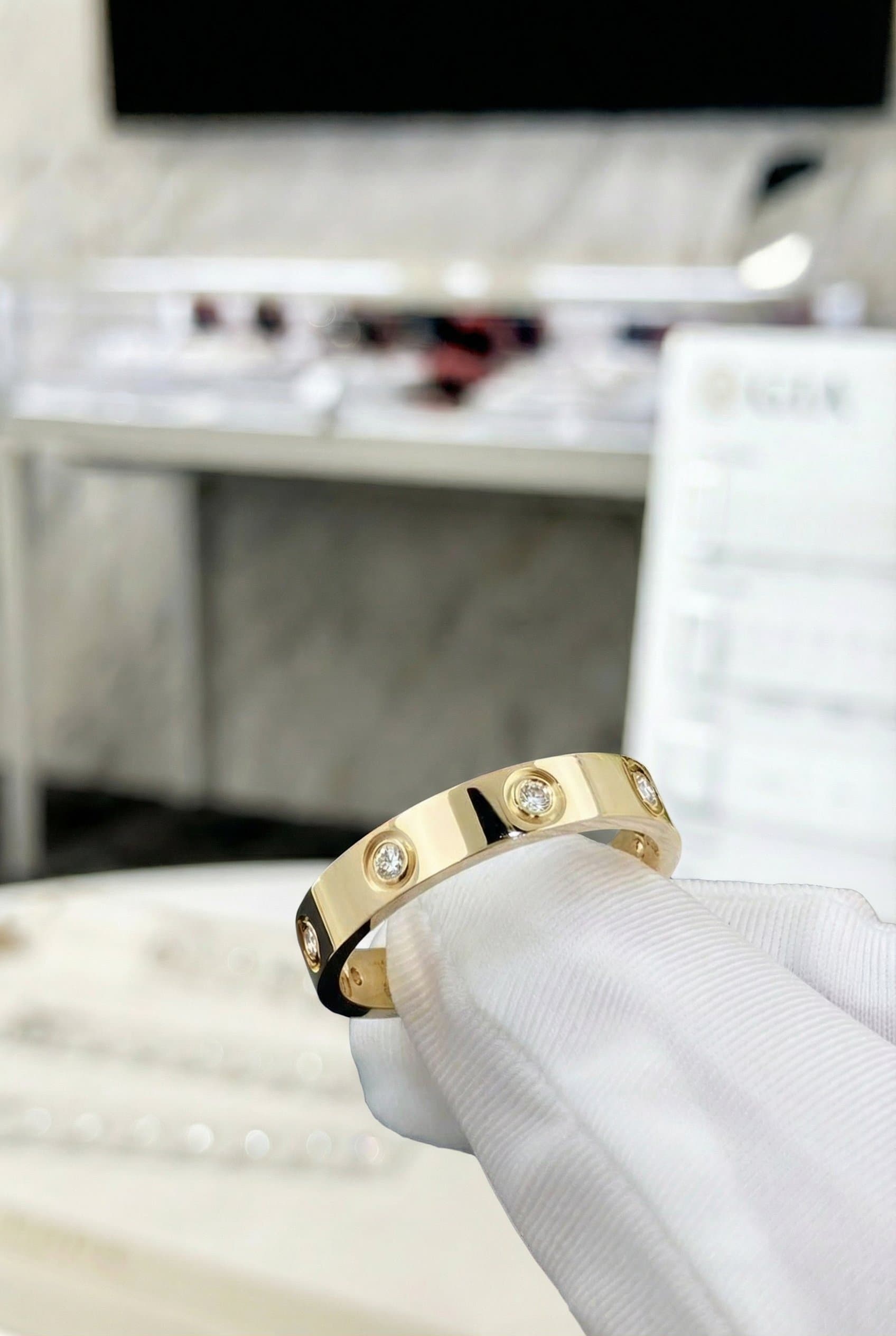 Золотое обручальное кольцо Cartier Love с бриллиантами