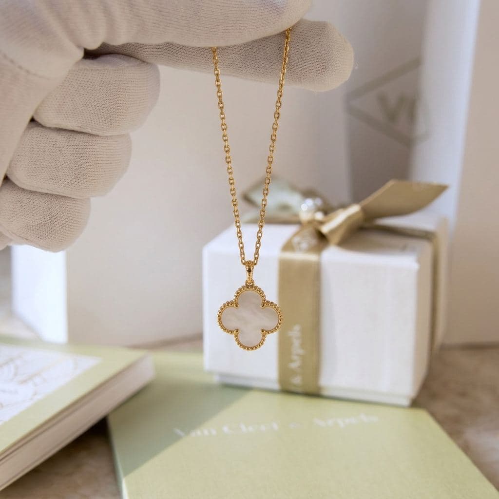 Колье Van Cleef & Arpels Magic Alhambra, 1 мотив, желтое золото, белый перламутр — фото 2
