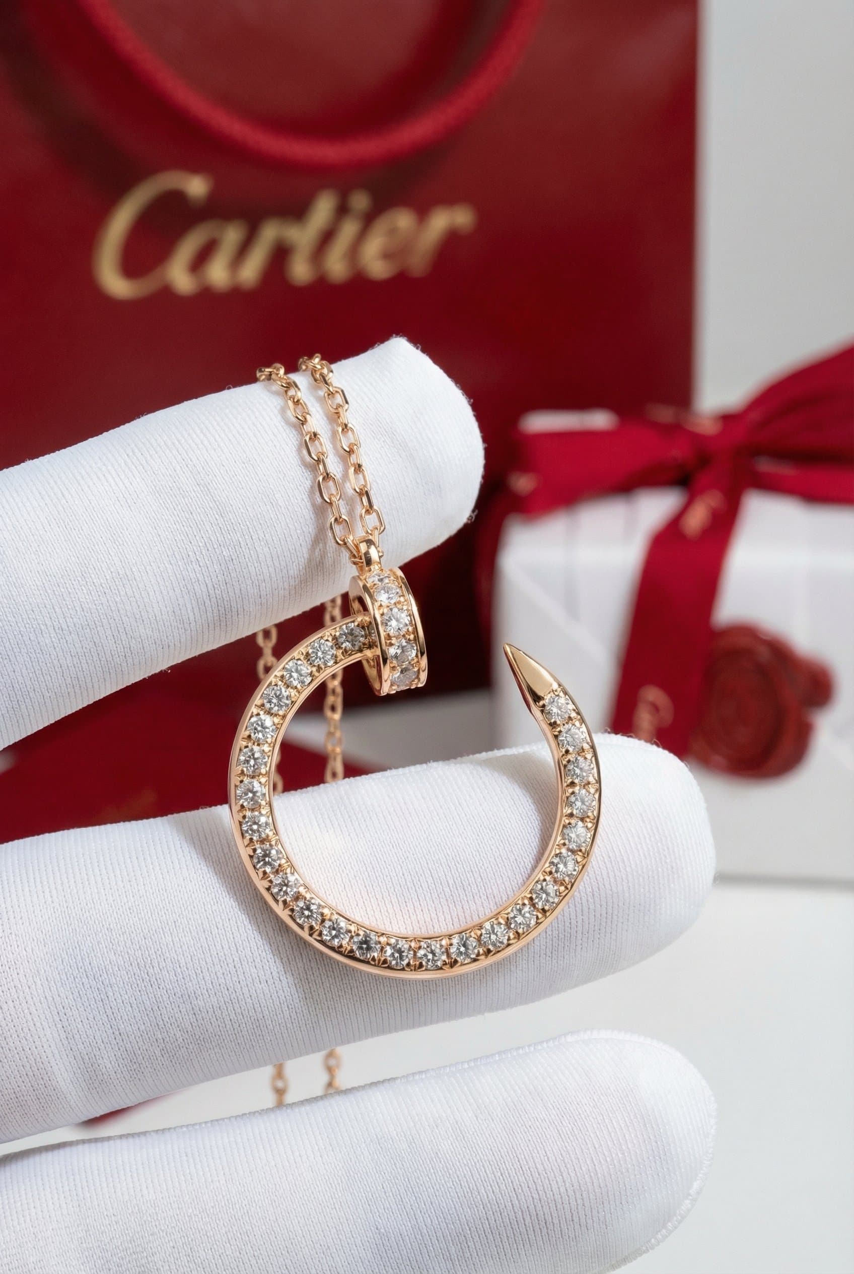 Золотая подвеска Cartier Juste un Clou с бриллиантами