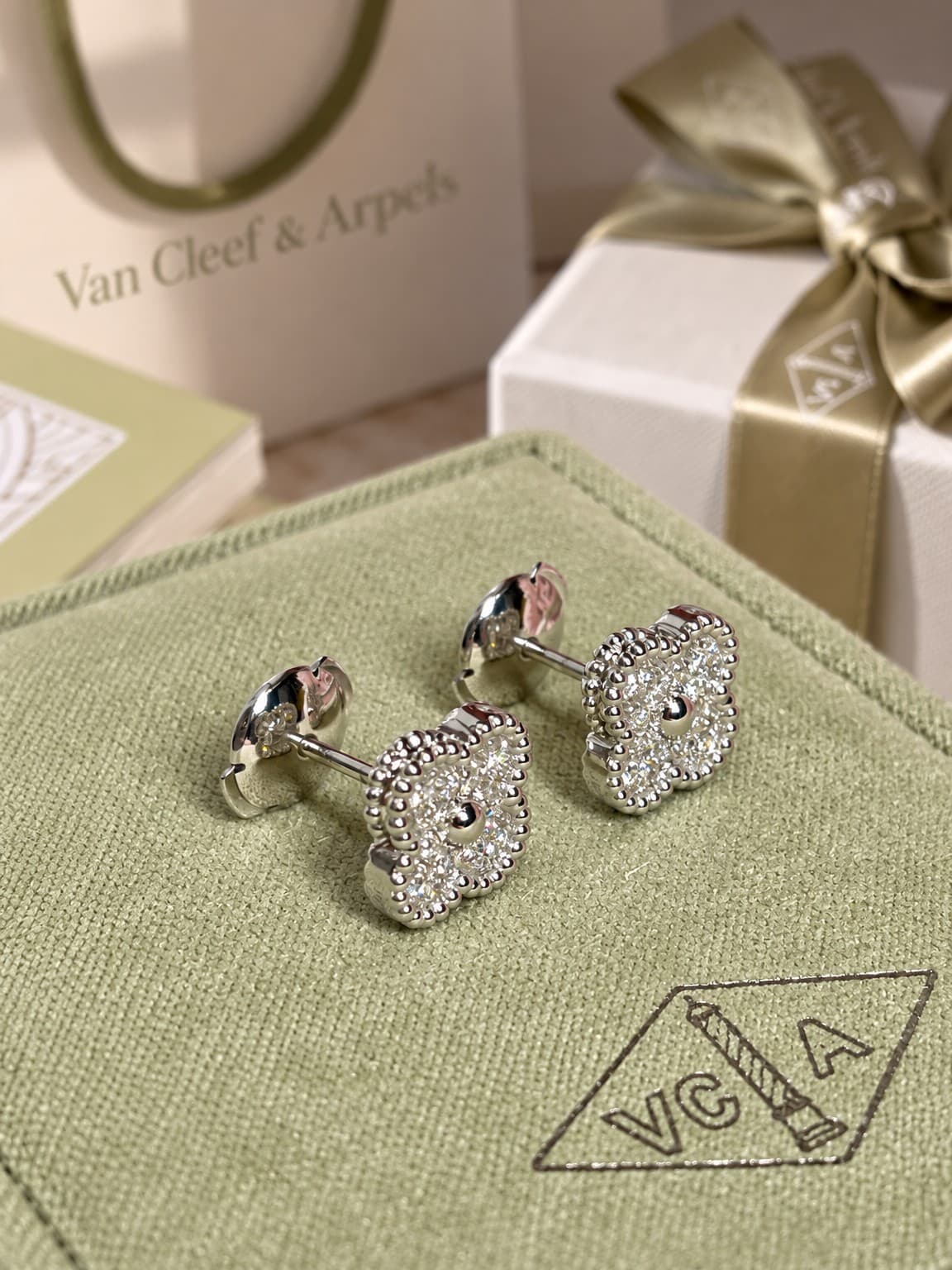 Van Cleef & Arpels Серьги Van Cleef с бриллиантами 0,16ct