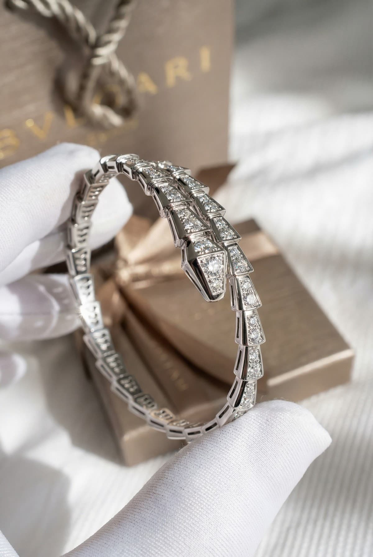 Золотой браслет с бриллиантами Bulgari Serpenti Viper