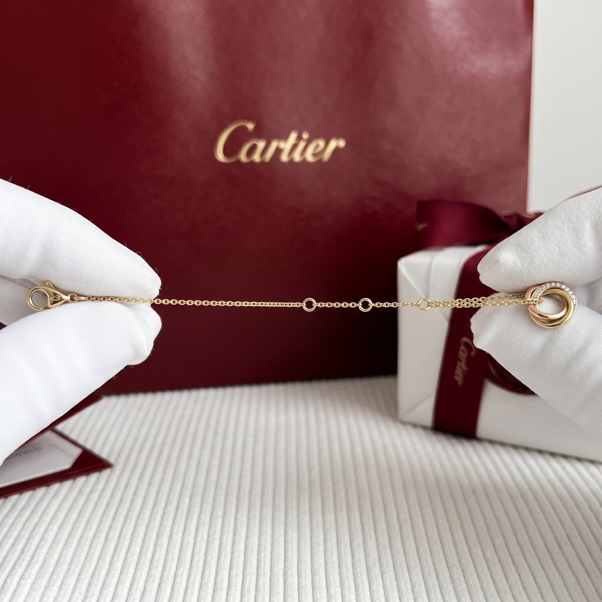Золотой браслет Cartier Trinity с бриллиантами, на цепочке — фото 3