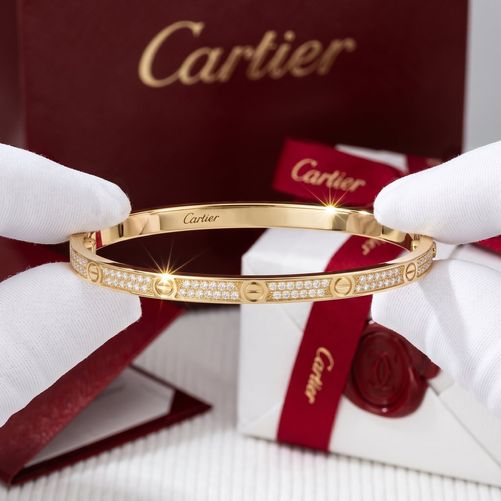 Золотой браслет Cartier Love с бриллиантами, малая модель, паве — фото 4