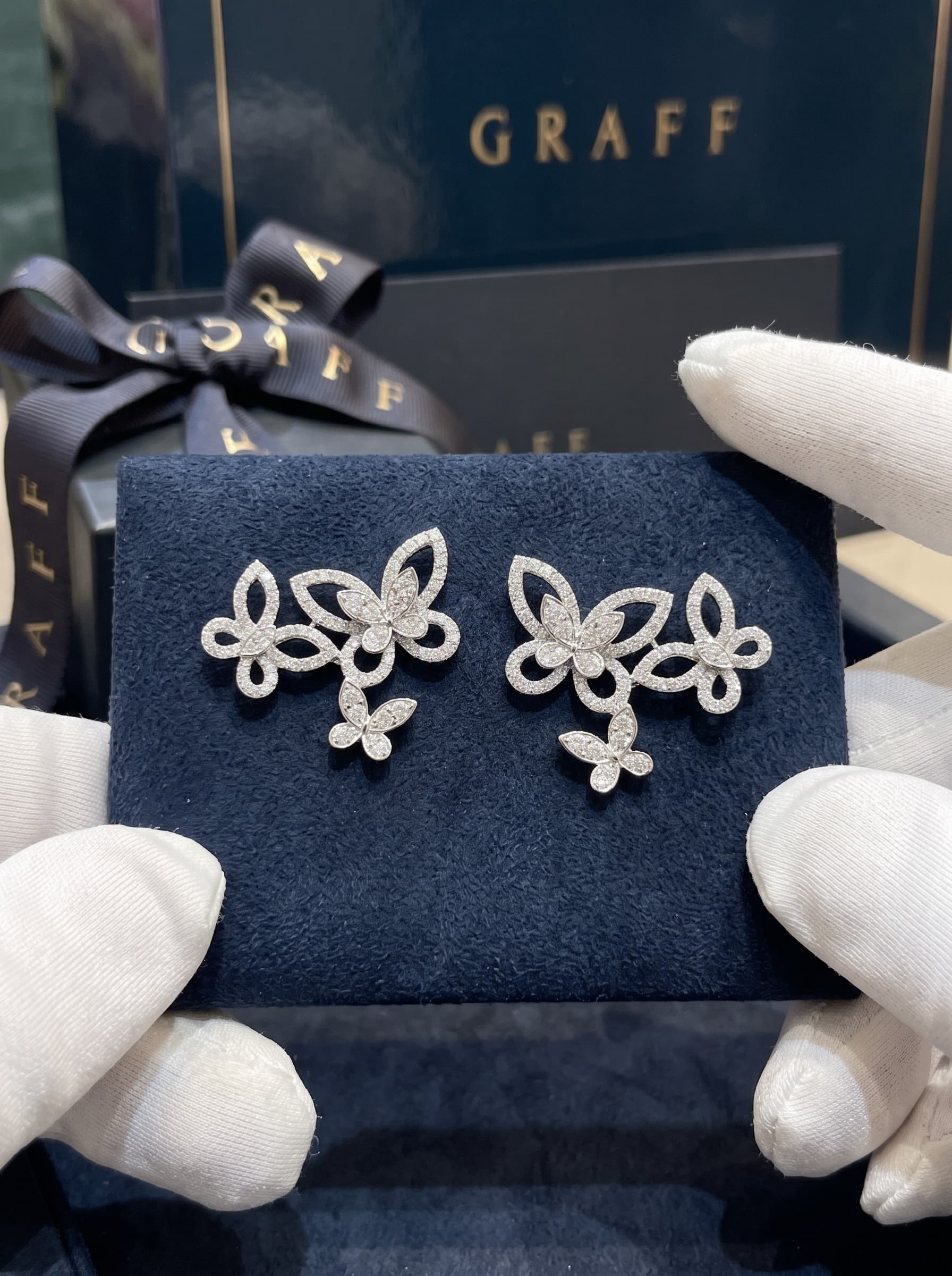 Золотые серьги Graff Triple Butterfly Silhouette с бриллиантами, Белое золото