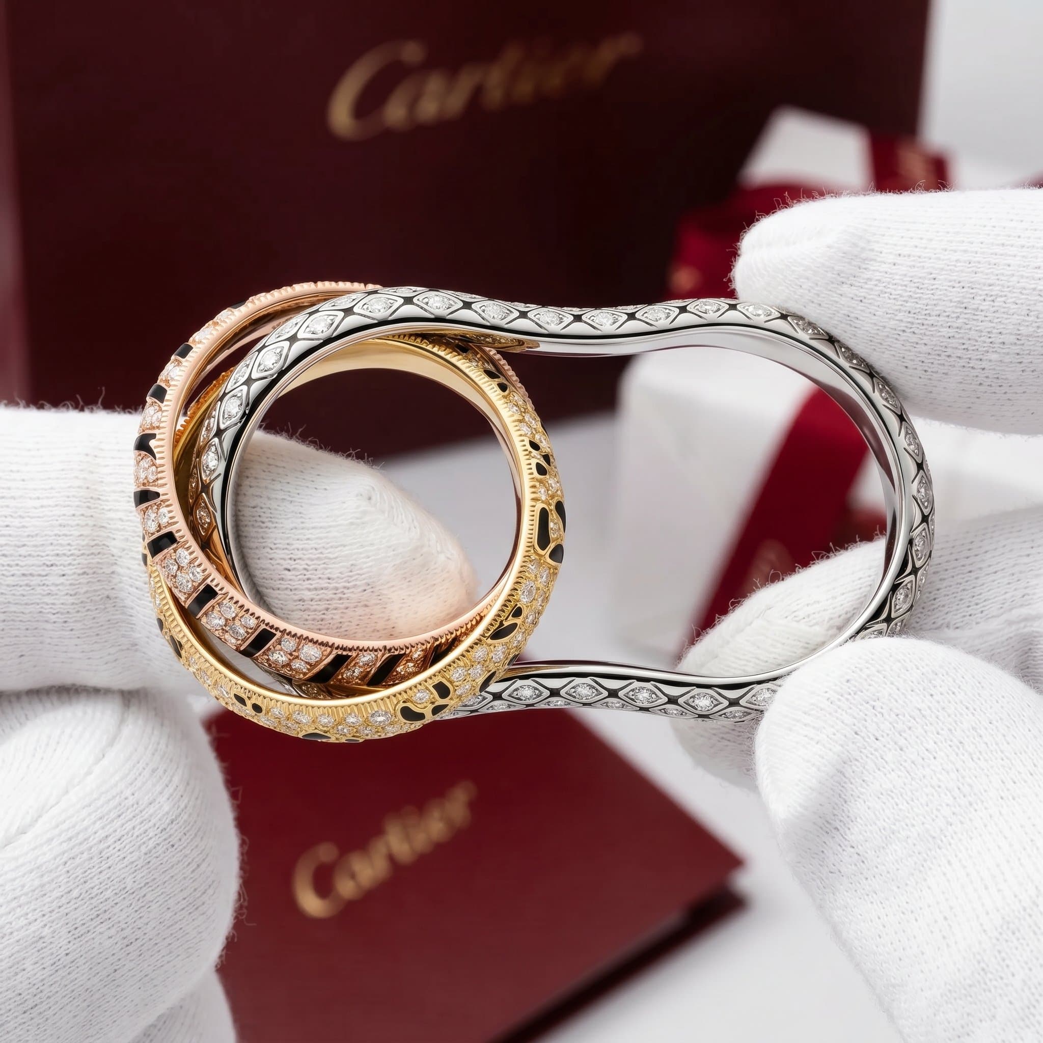 Золотое кольцо на два пальца Cartier Trinity с бриллиантами, эмаль, паве, Жёлтое золото