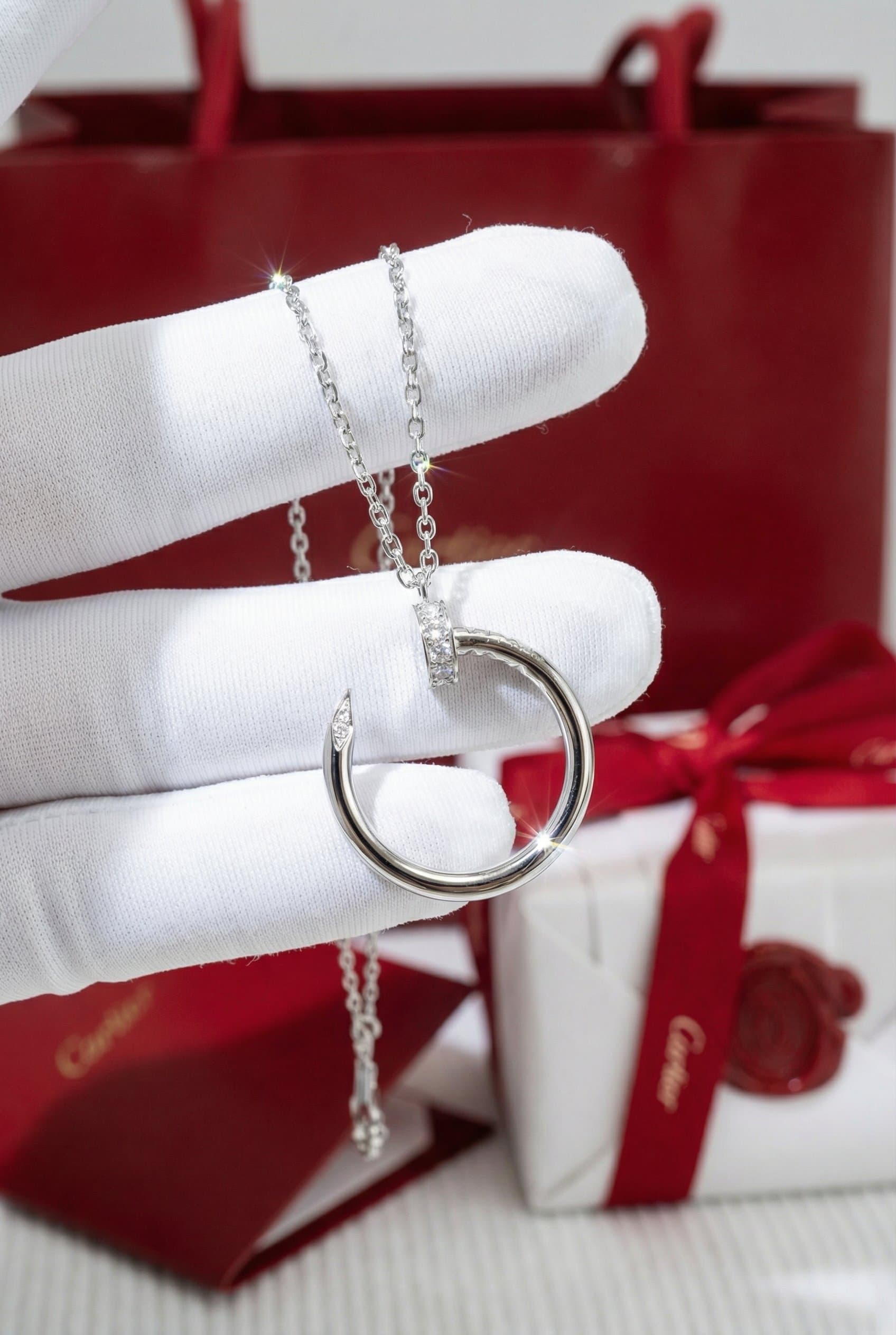 Золотая подвеска Cartier Juste un Clou с бриллиантами