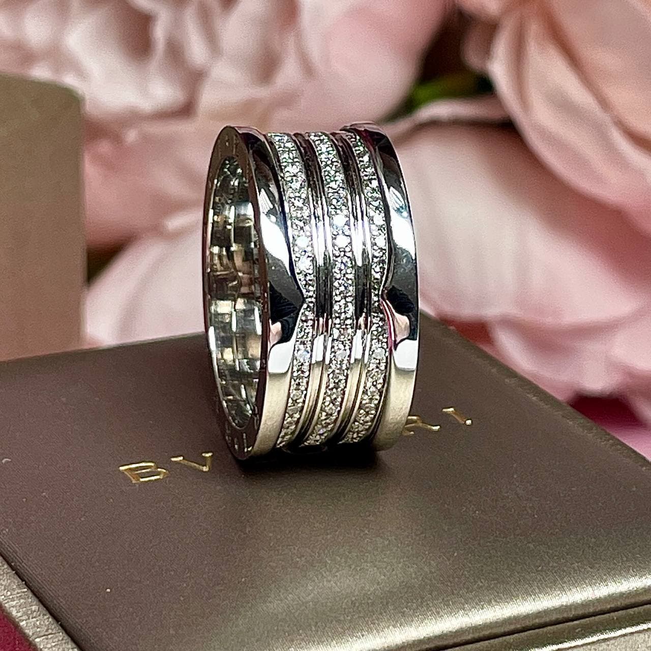 Кольцо Bulgari B.Zero1 3 ряда с бриллиантами (белое золото 585)