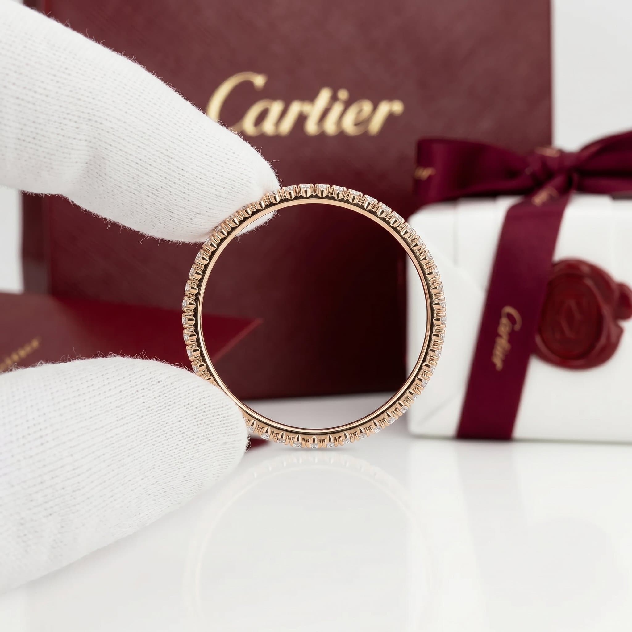 Золотое обручальное кольцо Cartier Étincelle с бриллиантами, ширина 1,5 мм, паве