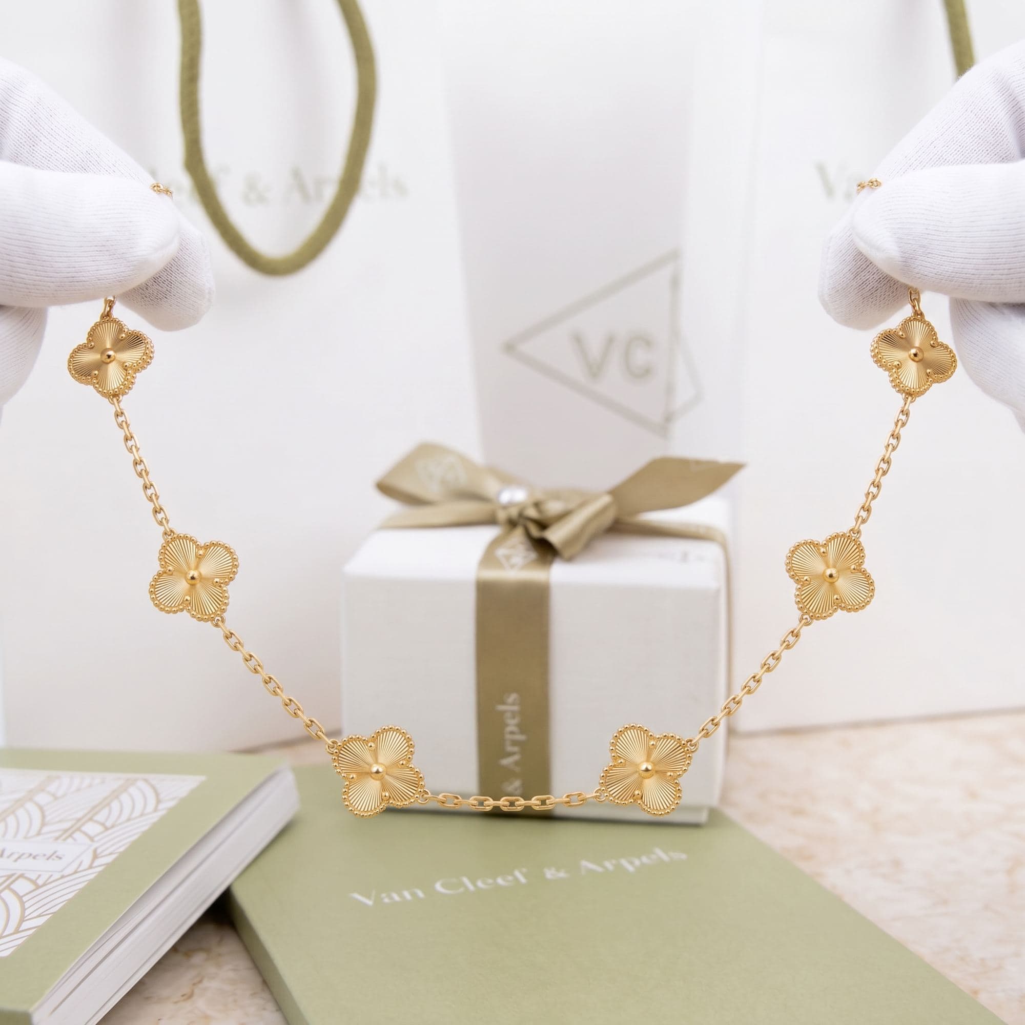 Колье Van Cleef & Arpels Vintage Alhambra, 10 мотивов, Жёлтое золото