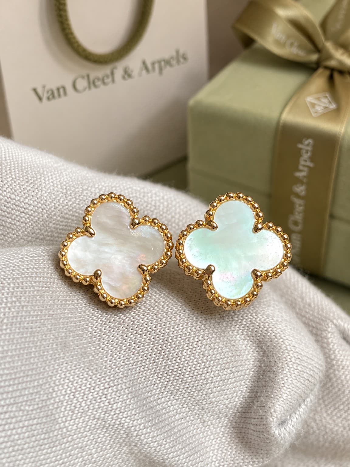 Van Cleef & Arpels Пусеты Van Cleef Sweet Alhambra с перламутром