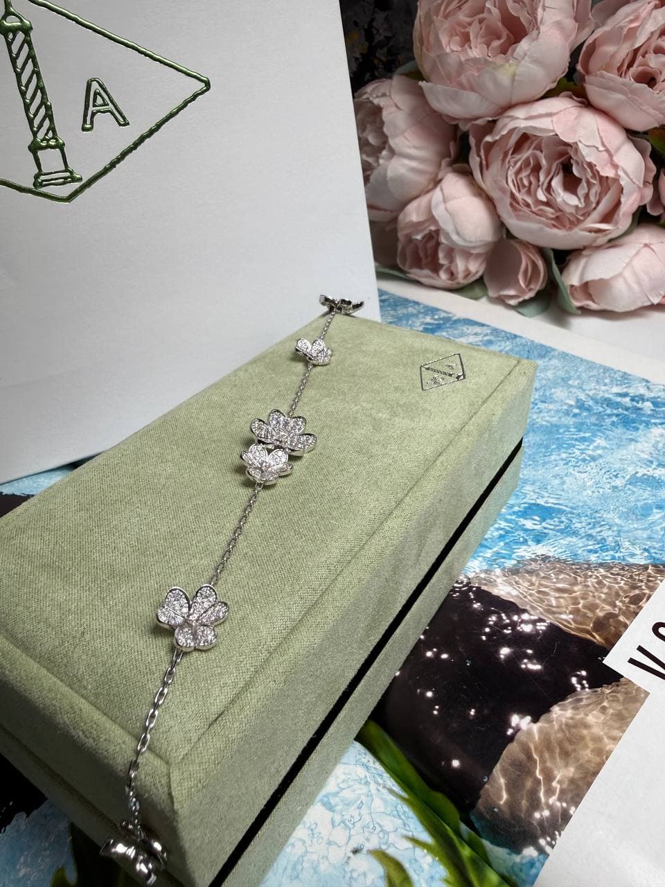 Браслет Van Cleef Frivole, 5 flowers с бриллиантами 2,78 ст (белое золото 750 пробы)