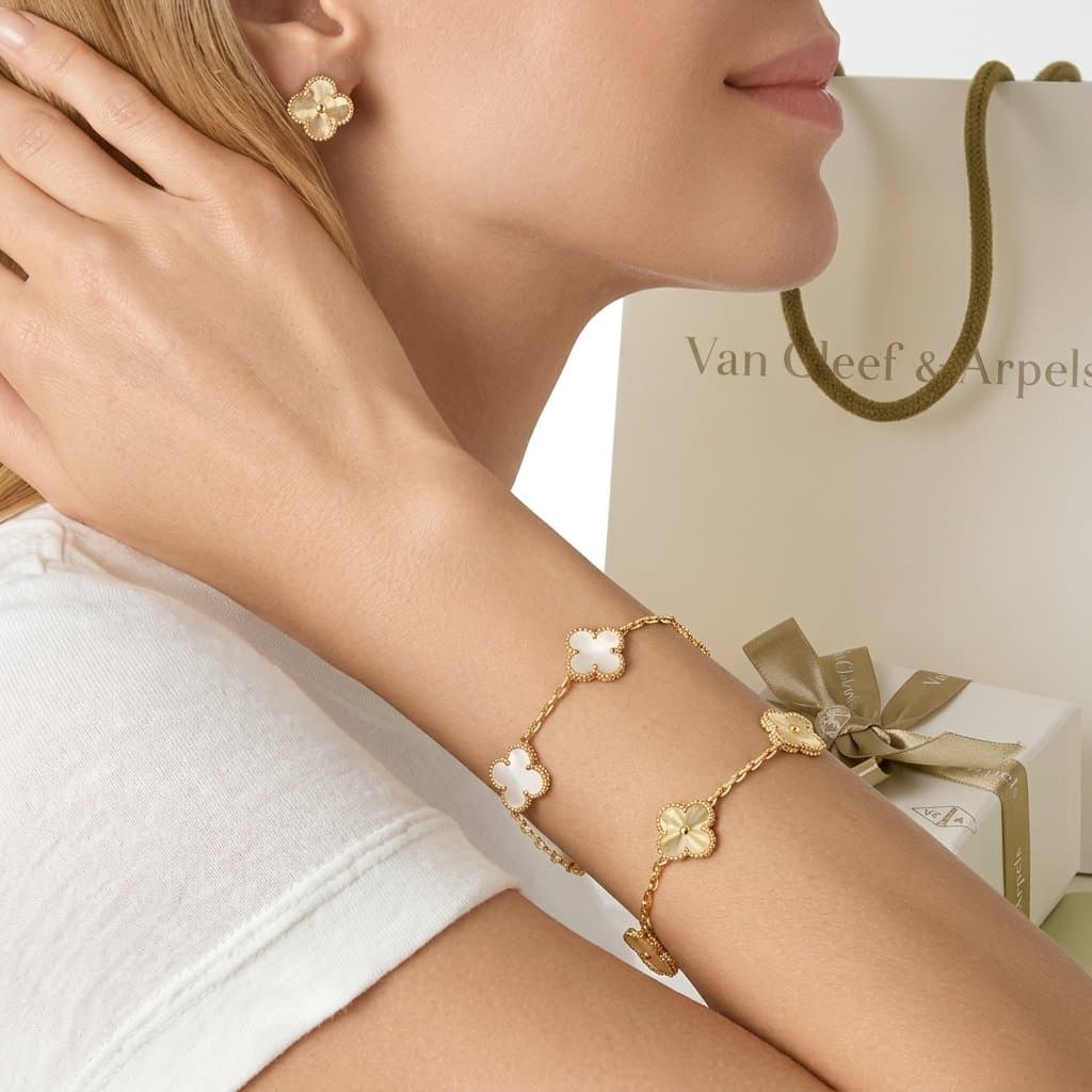 Браслет Van Cleef & Arpels Vintage Alhambra, 5 мотивов, желтое золото, белый перламутр — фото 3