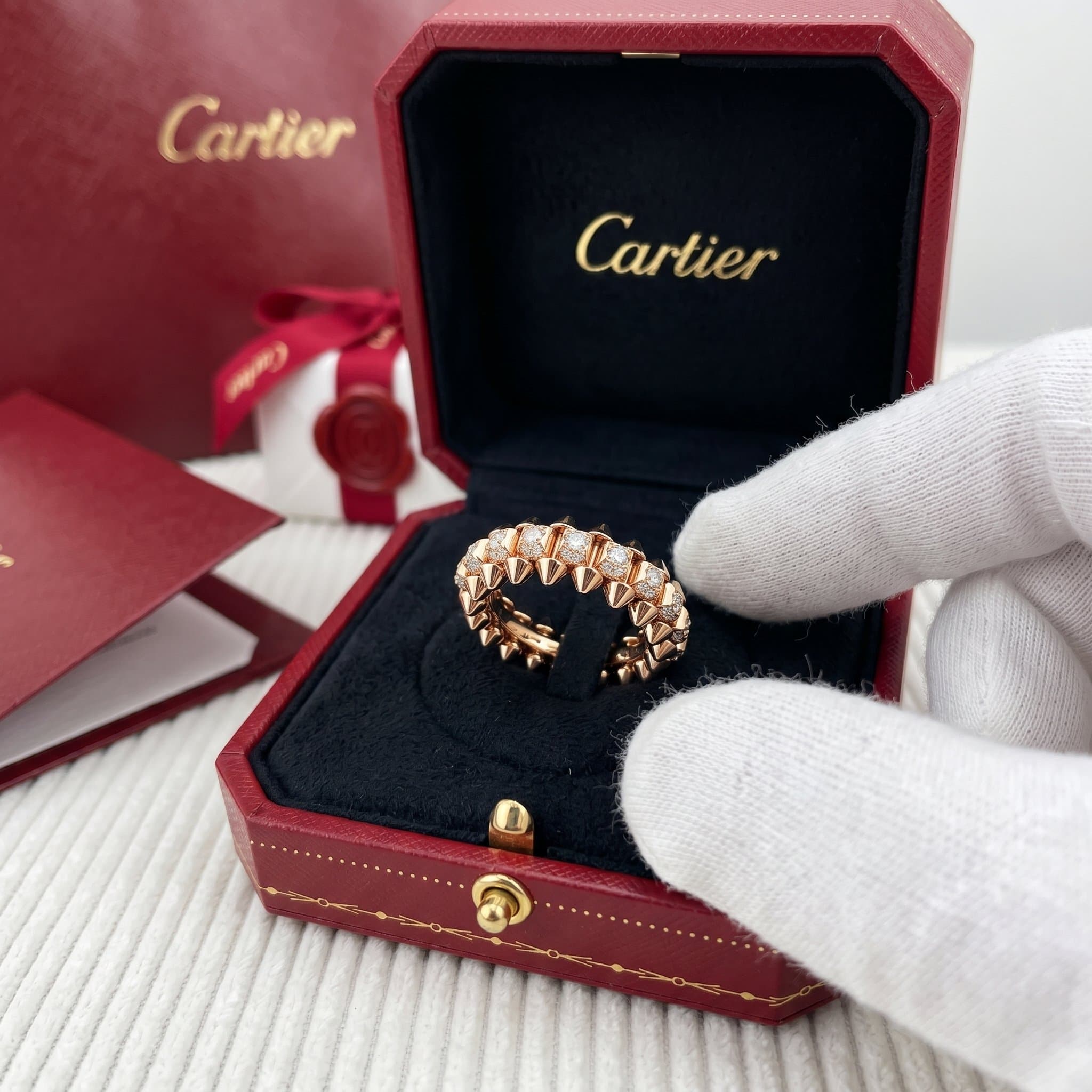Золотое кольцо Cartier Clash с бриллиантами, средняя модель, паве — фото 3