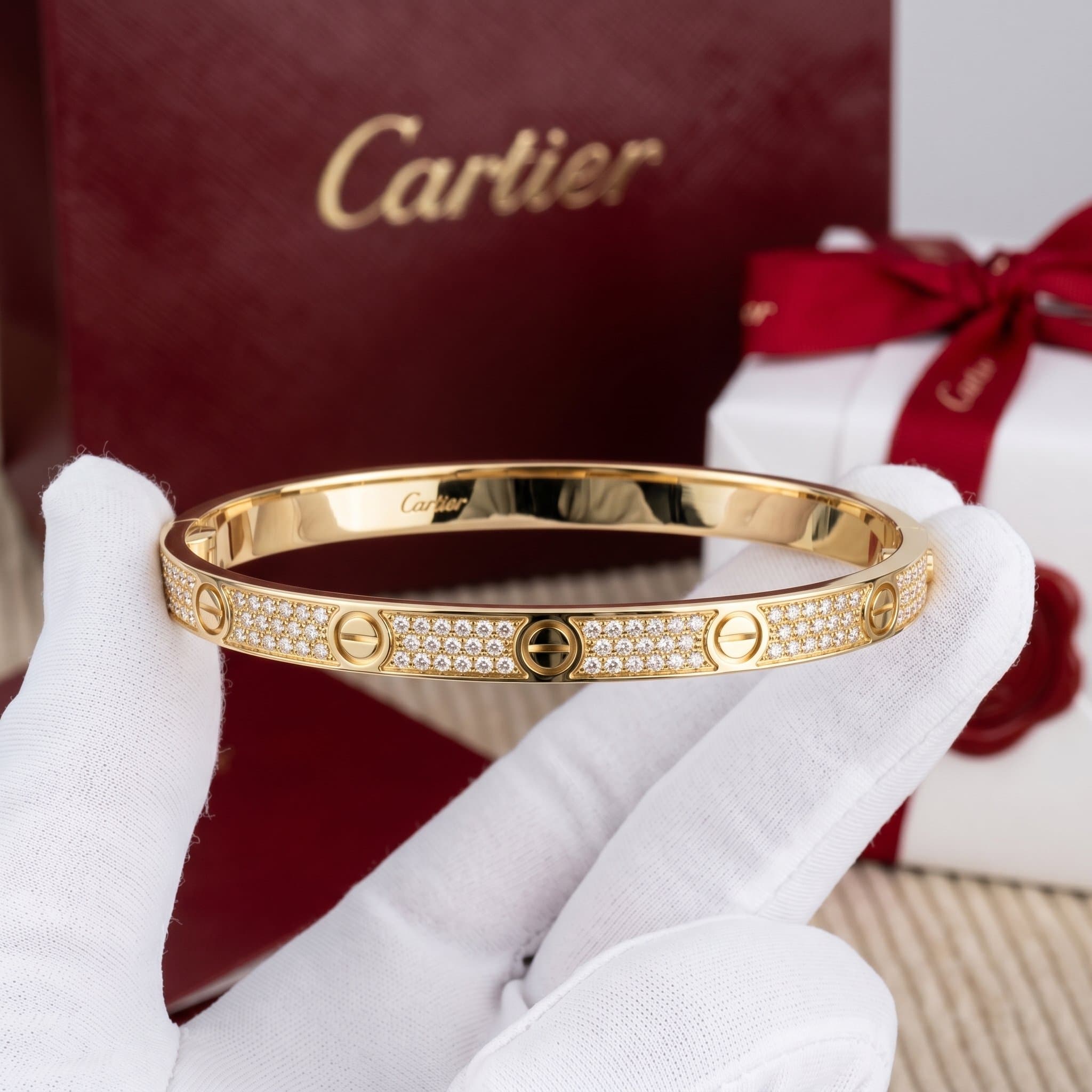 Золотой браслет Cartier Love с бриллиантами, средняя модель, паве — фото 3