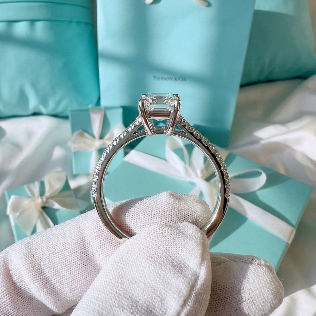 Кольцо Tiffany Novo с центральным бриллиантом огранки emerald и дорожкой из бриллиантов