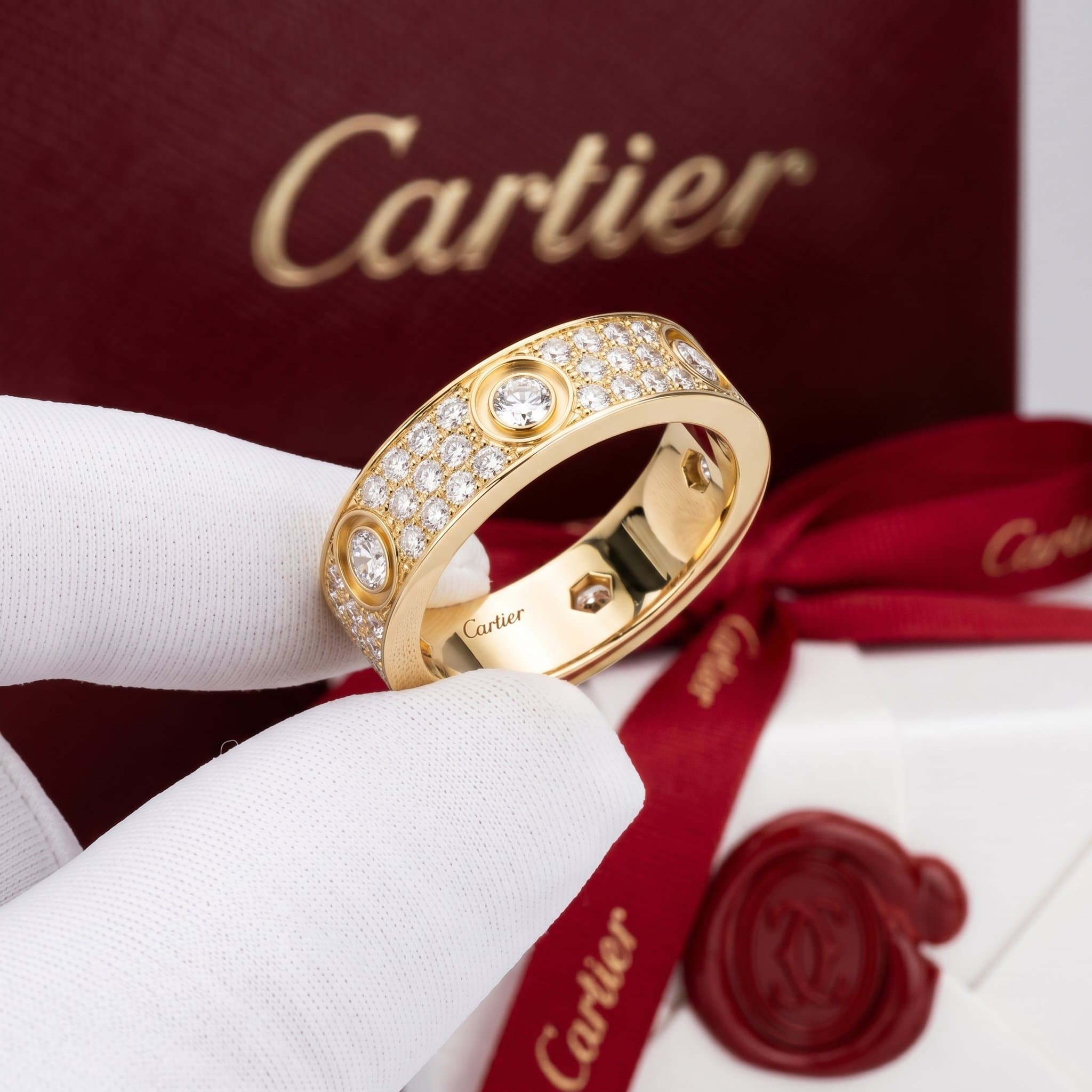 Золотое кольцо Cartier Love с бриллиантами, классическая модель, паве, 6 бриллиантов — фото 2