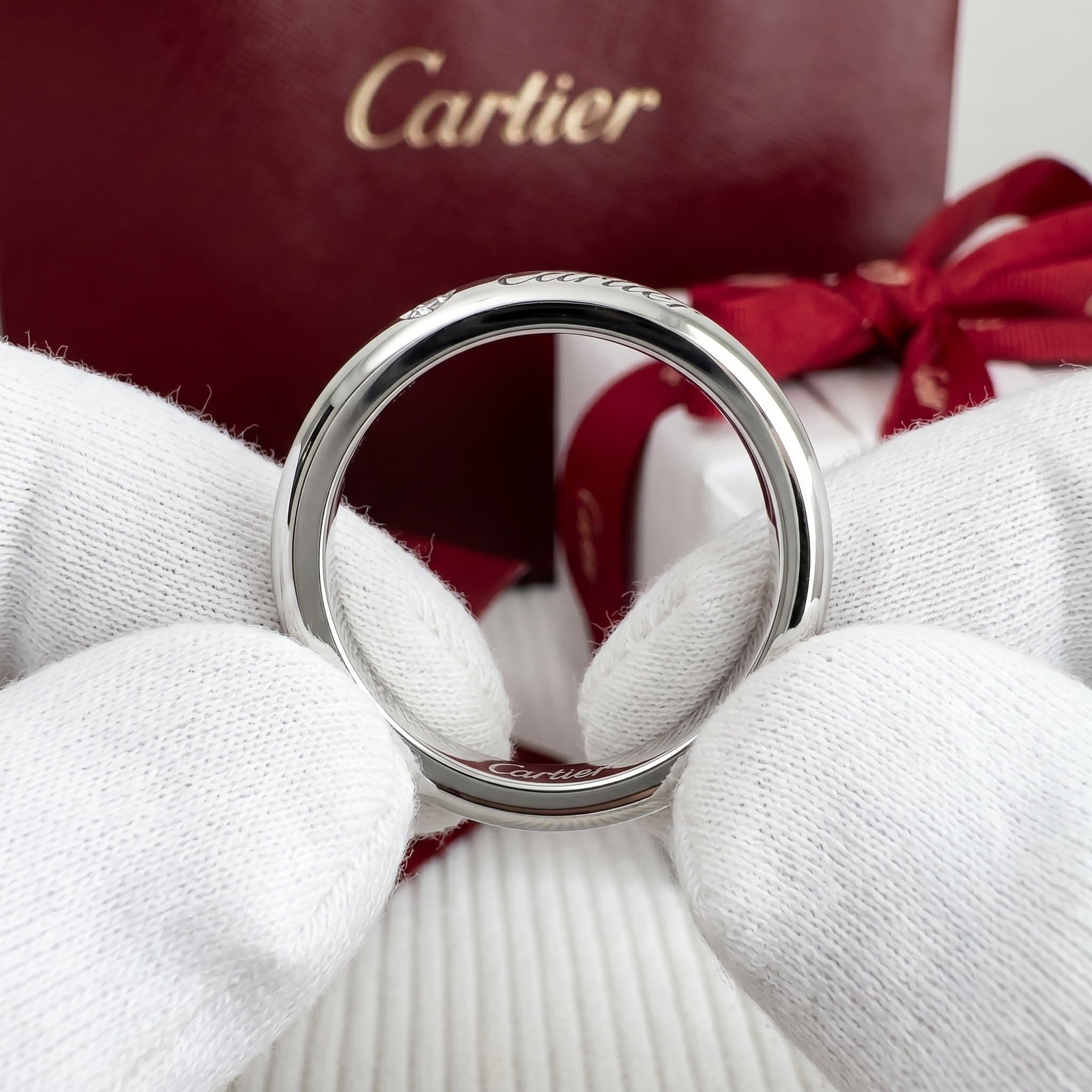 Золотое обручальное кольцо Cartier C de Cartier с бриллиантами, ширина 4 мм, 1 бриллиант
