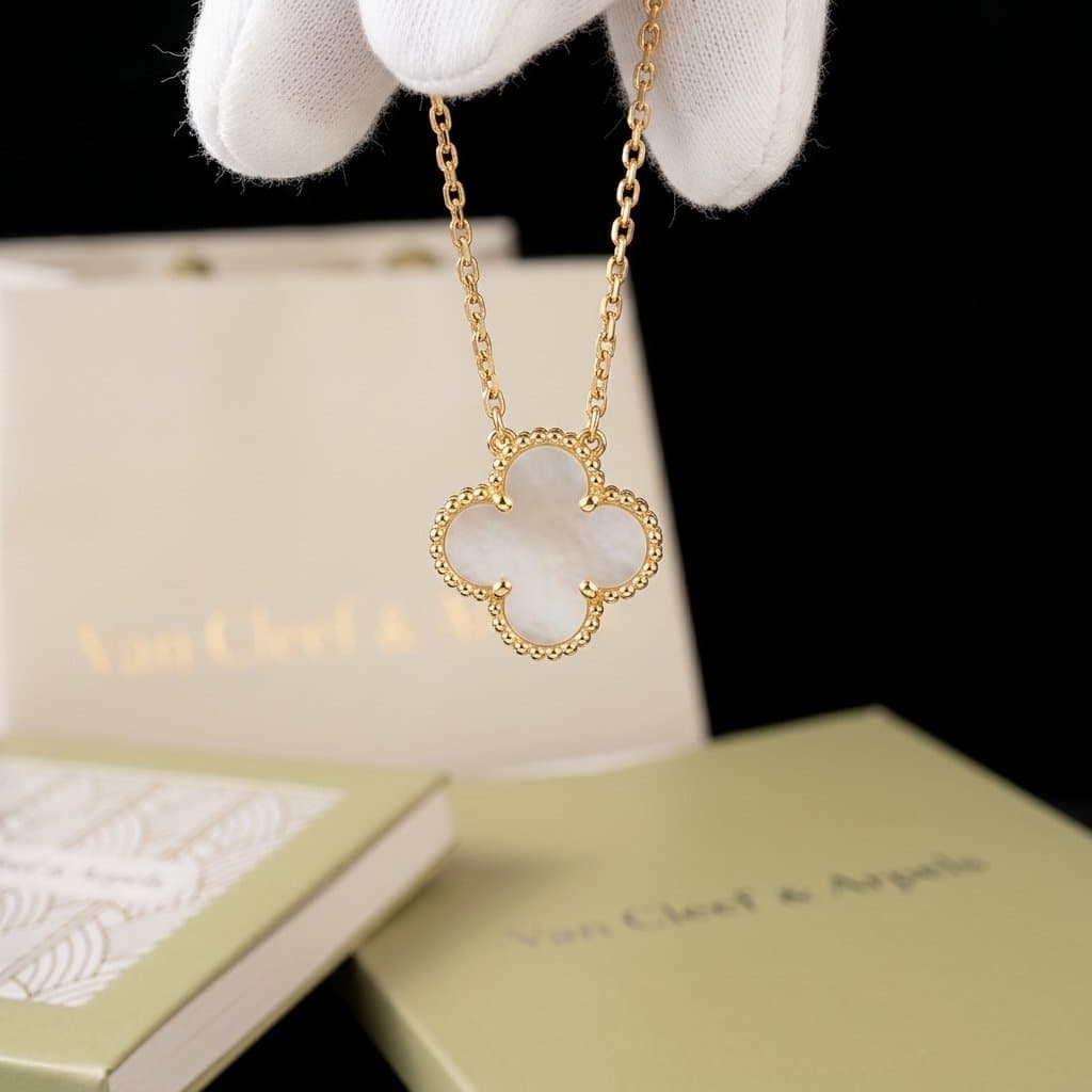 Кулон Van Cleef & Arpels Vintage Alhambra, желтое золото, белый перламутр, Жёлтое золото