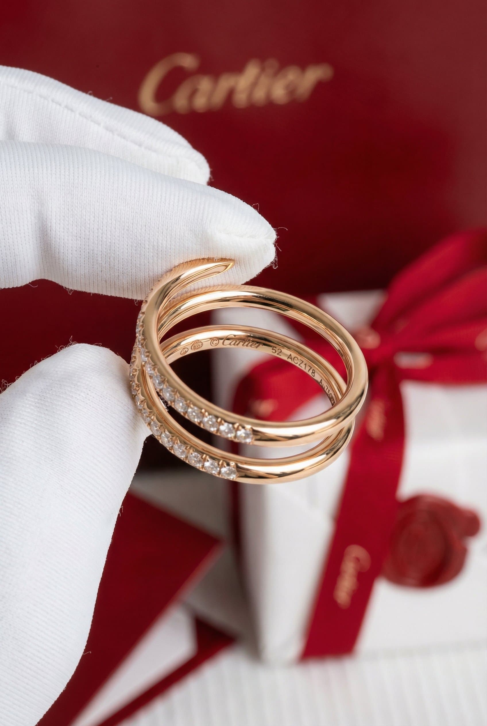 Золотое кольцо Cartier Juste un Clou с бриллиантами