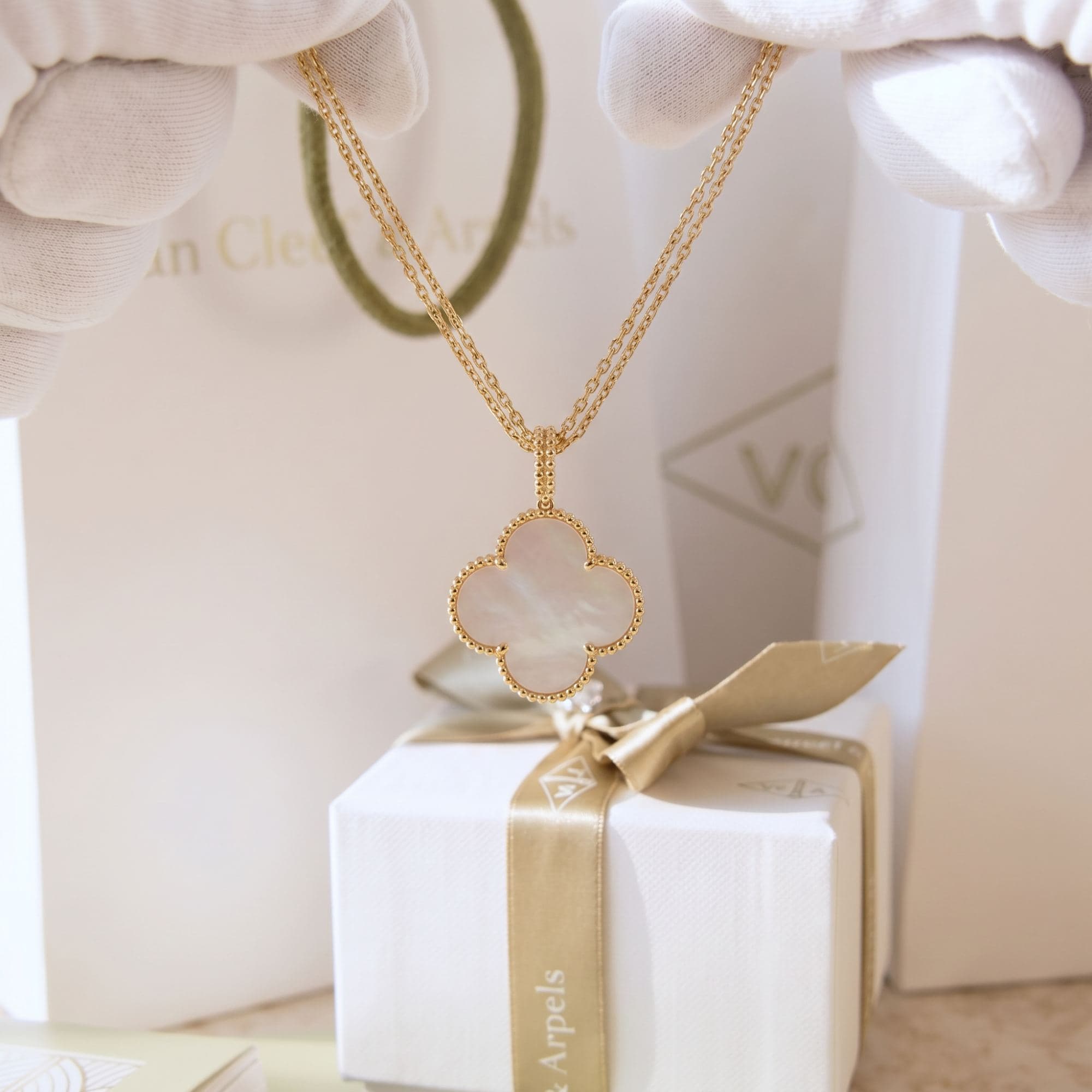 Колье Van Cleef & Arpels Magic Alhambra, 1 мотив, желтое золото, белый перламутр — фото 4