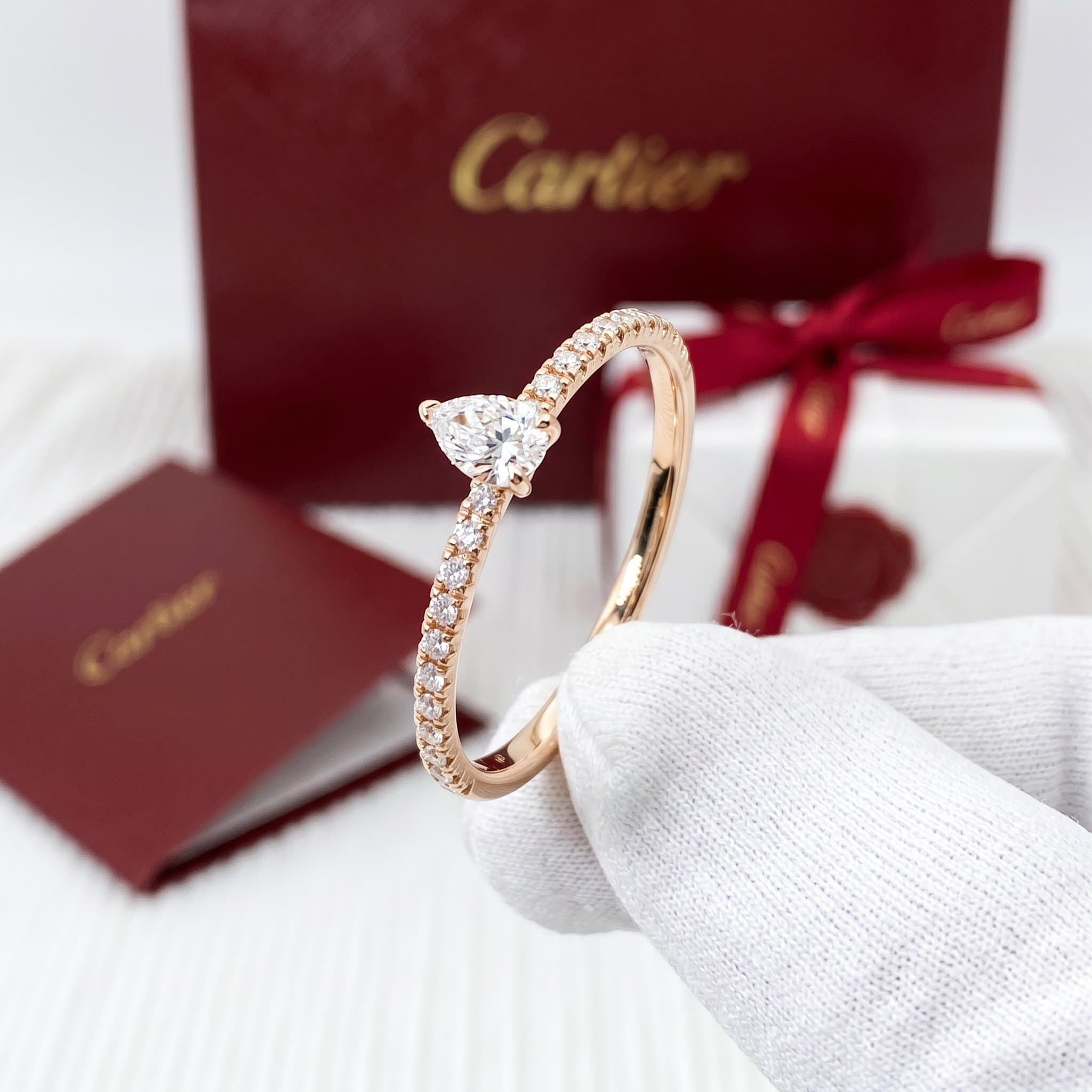 Золотое кольцо Cartier Étincelle с бриллиантами, бриллиант грушевидной огранки, паве — фото 3