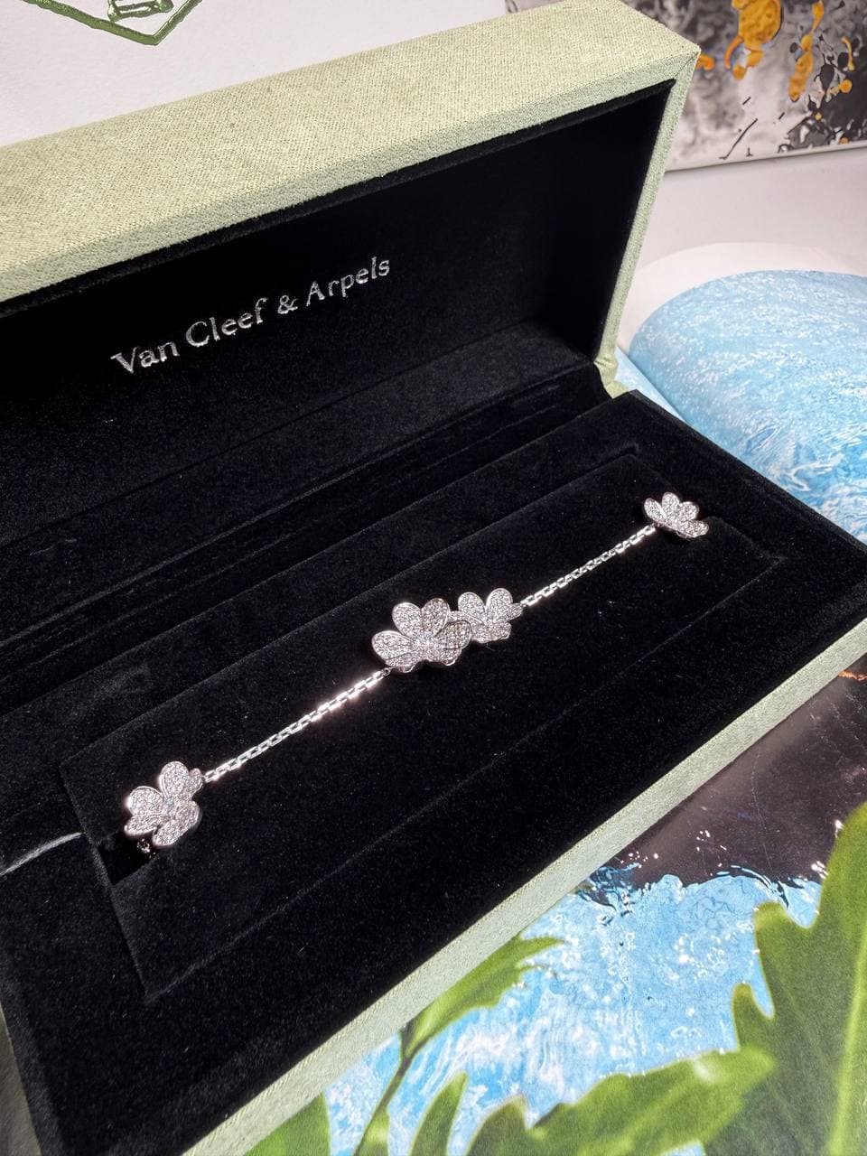 Браслет Van Cleef Frivole, 5 flowers с бриллиантами 2,78 ст (белое золото 750 пробы) — фото 6
