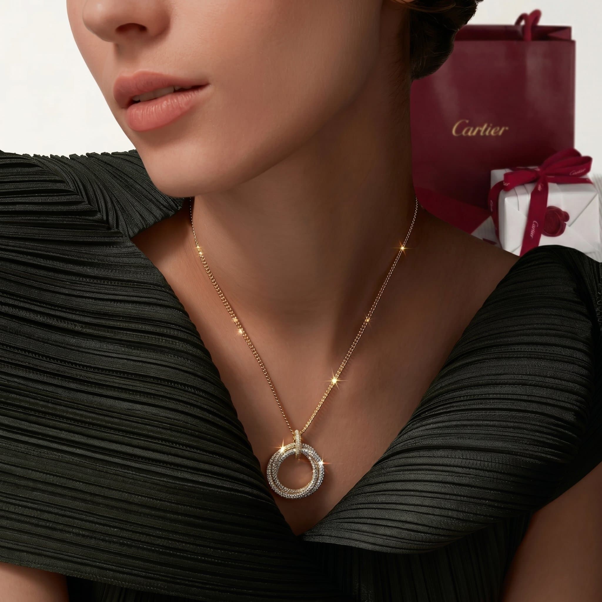 Золотая подвеска Cartier Trinity с бриллиантами, крупная модель, паве — фото 2