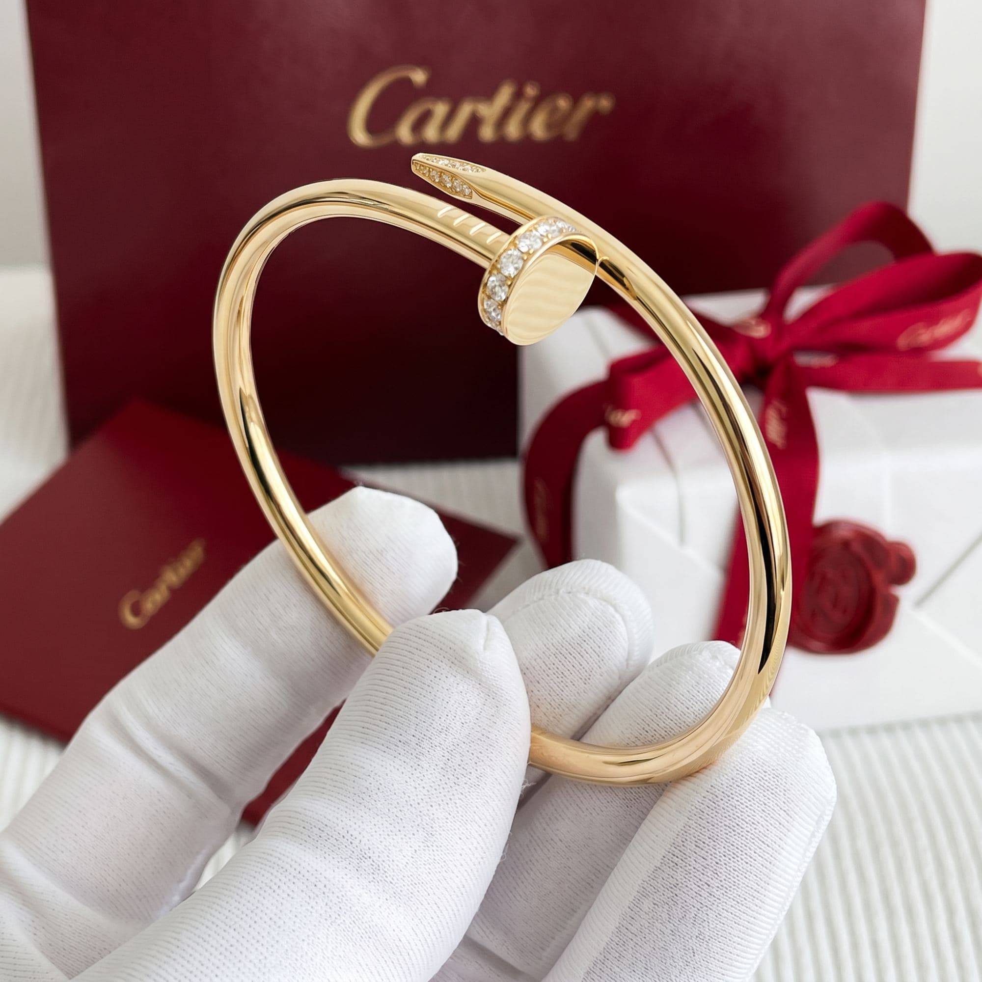 Золотой браслет Cartier Juste un Clou (гвоздь) с бриллиантами, классическая модель