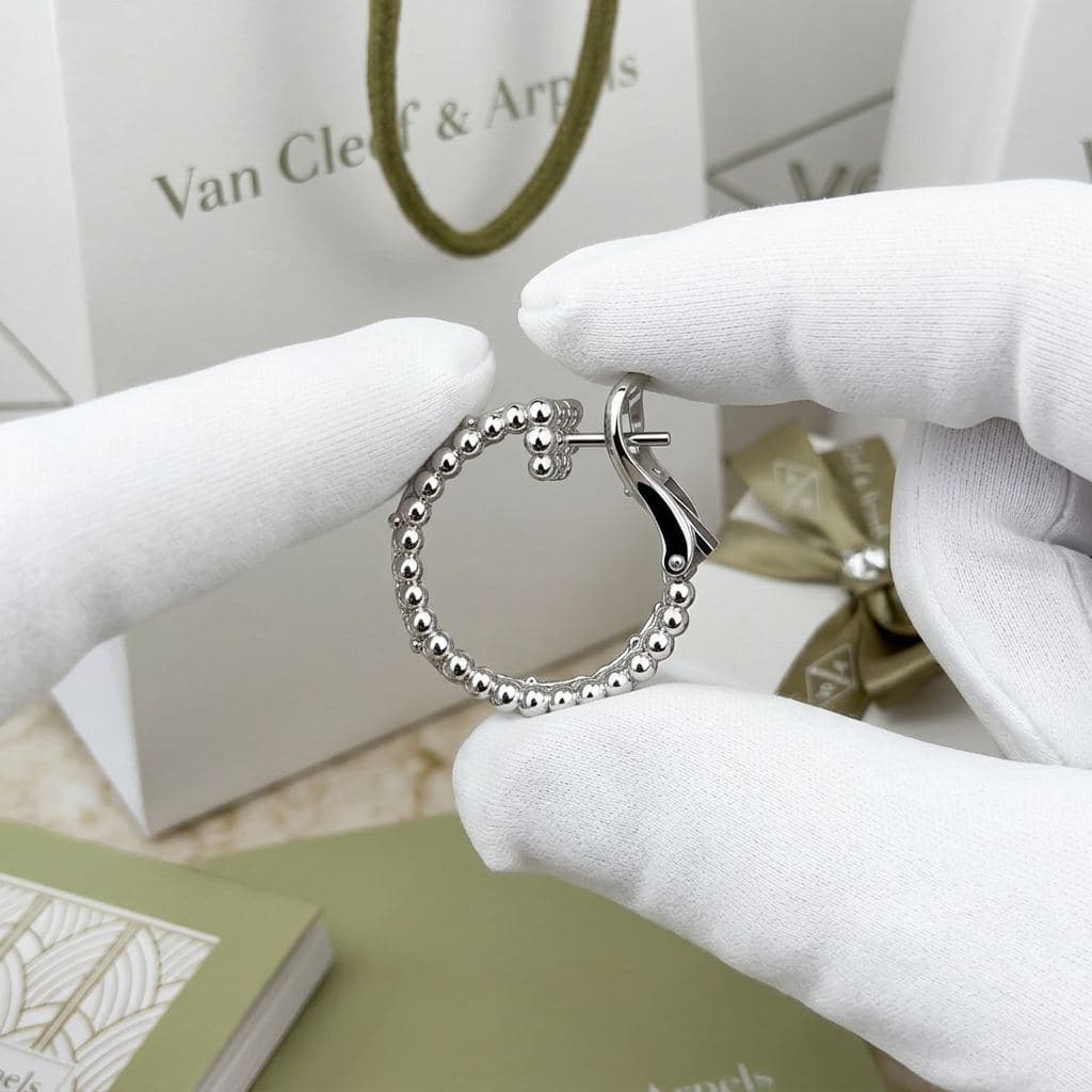 Серьги-кольца Van Cleef & Arpels Perlée clovers с бриллиантами — фото 3