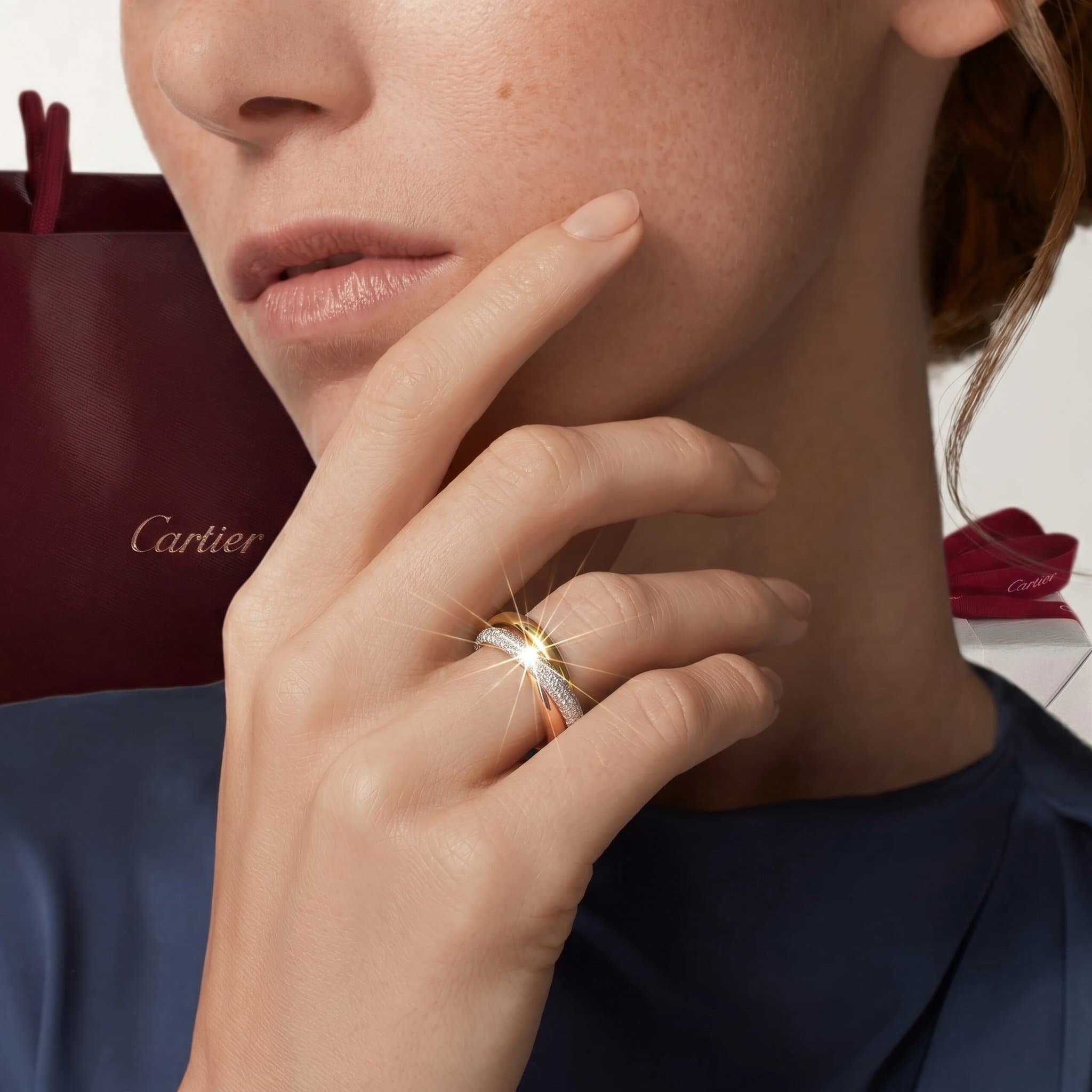 Золотое кольцо Cartier Trinity с бриллиантами, классическая модель, частичное паве — фото 3