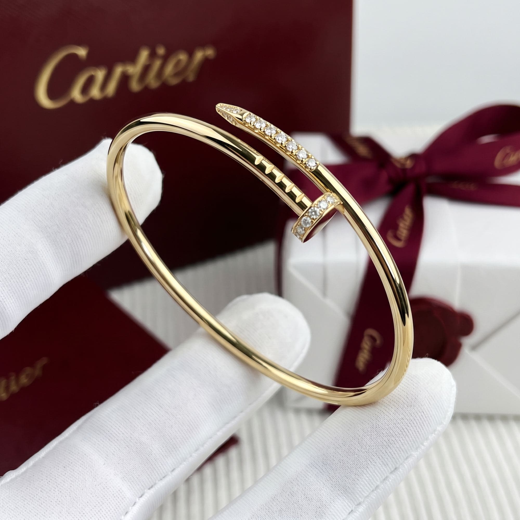 Золотой браслет Cartier Juste un Clou (гвоздь) с бриллиантами, малая модель, обратная закрепка — фото 2