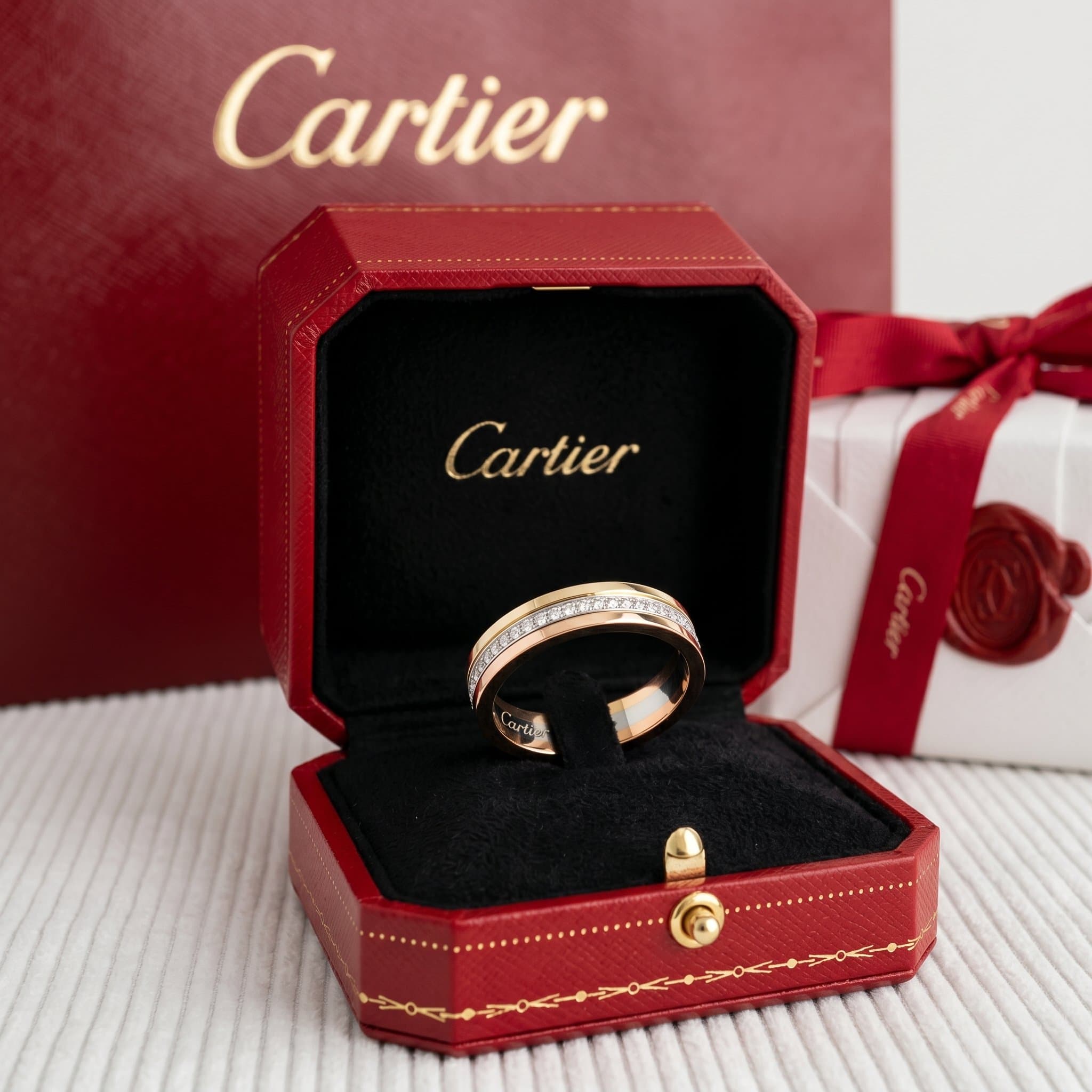Золотое обручальное кольцо Cartier Vendôme с бриллиантами, ширина 3,5 мм, паве — фото 2