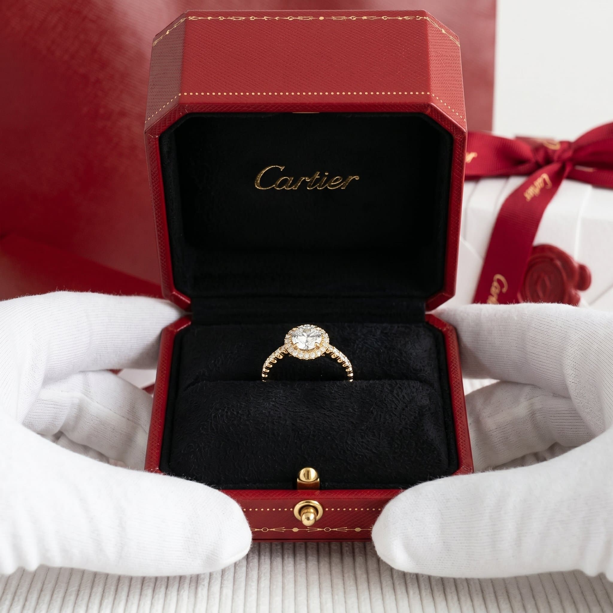 Золотое кольцо-солитер Cartier Destinée с бриллиантами, бриллиант круглой огранки, паве — фото 4