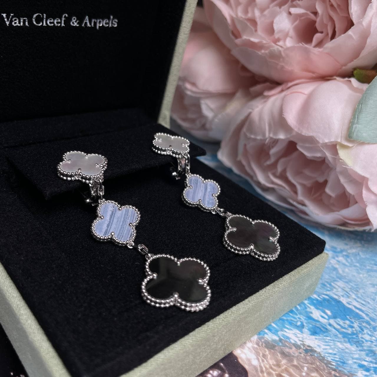 Серьги Van Cleef 3 мотива (серый, белый перламутр, халцедон) (белое золото 750)