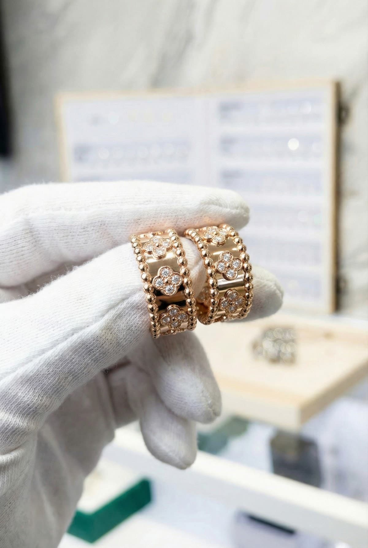Van Cleef & Arpels Золотые серьги-кольца с бриллиантами Van Cleef