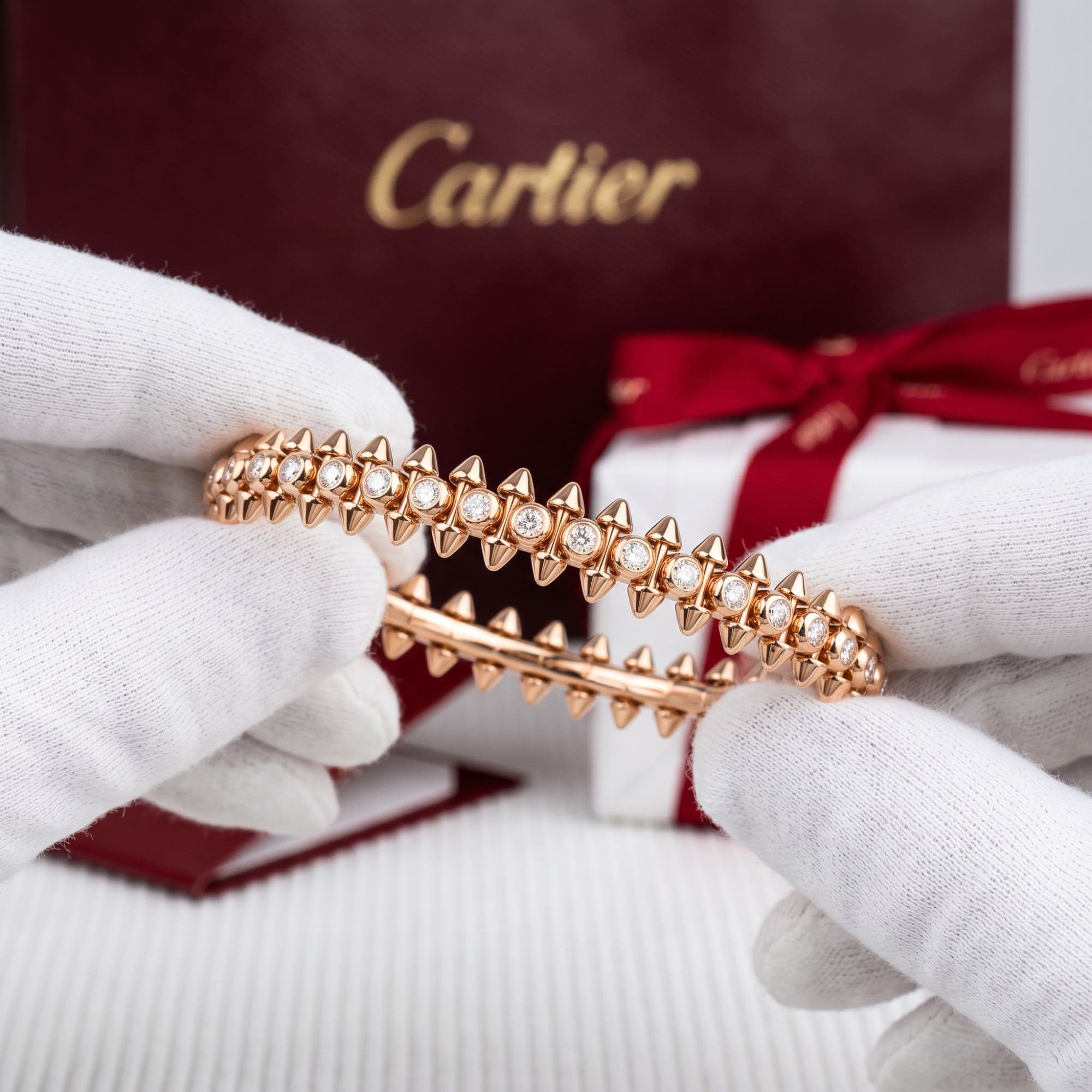Золотой браслет Cartier Clash с бриллиантами, средняя модель — фото 3